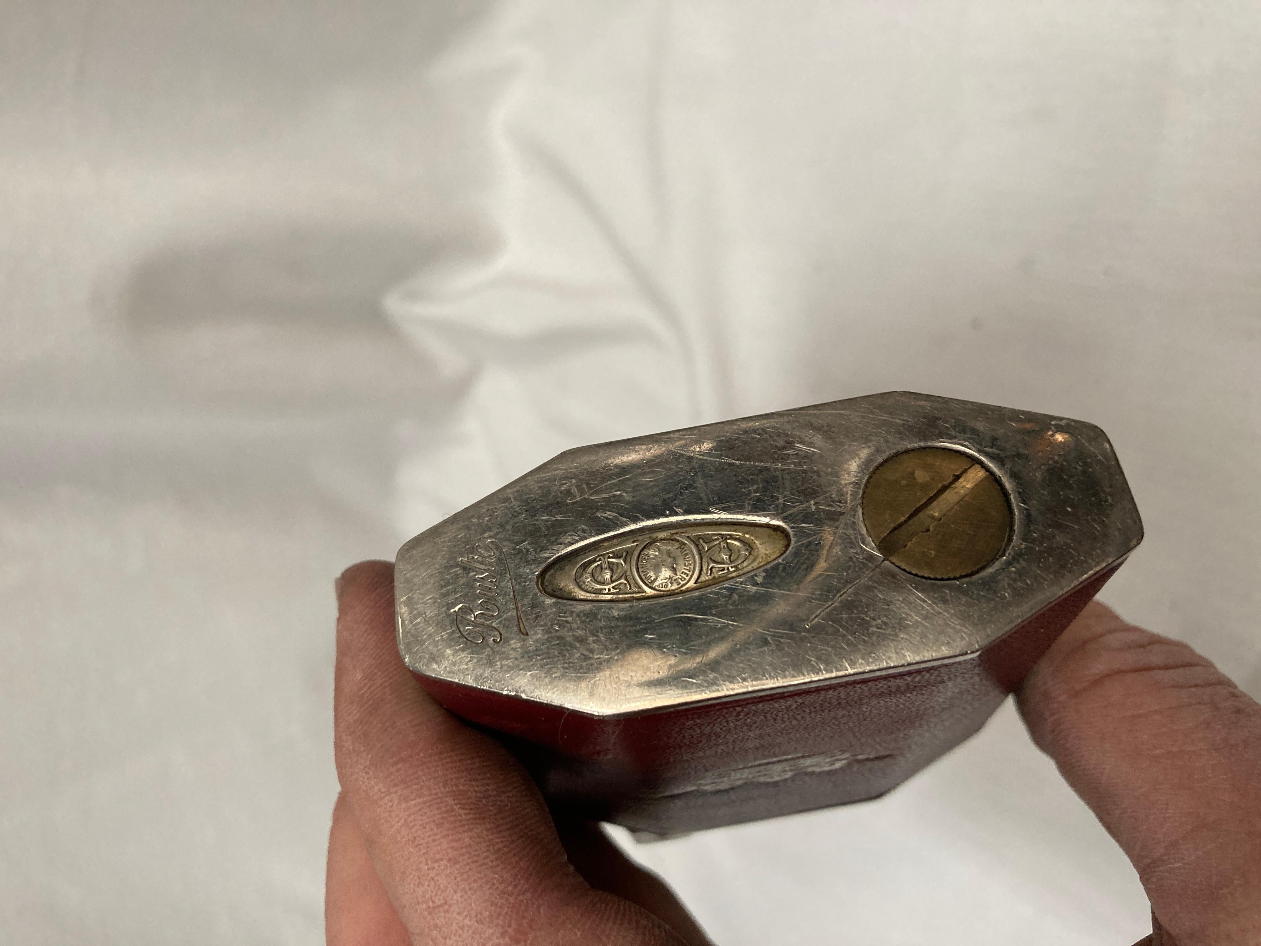 Tischfeuerzeug aus Leder der 1960er Jahre mit Kronen-Emblem im Zustand „Gut“ im Angebot in New York, NY