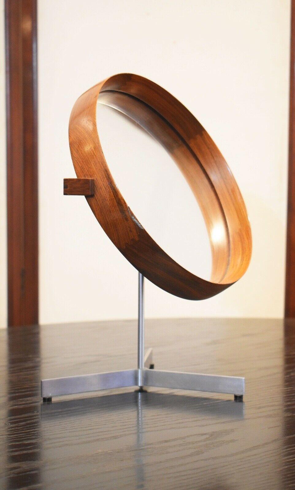 Cet étonnant miroir de table par Uno & Östen Kristiansson
a une structure en chêne lisse et élégamment jointe et repose sur une base en acier.