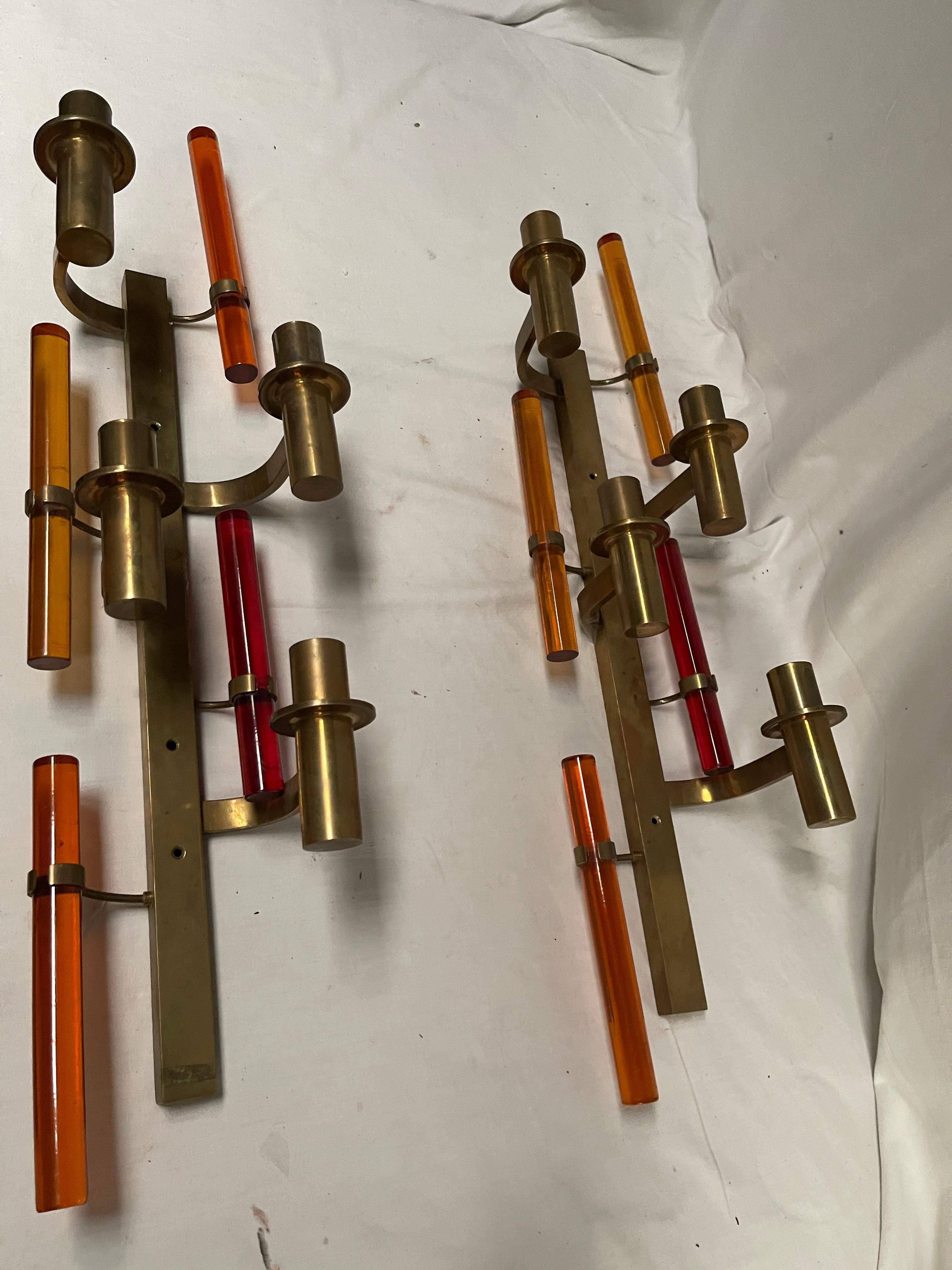 Italiano Applique alte in ottone e lucite degli anni '60 in vendita