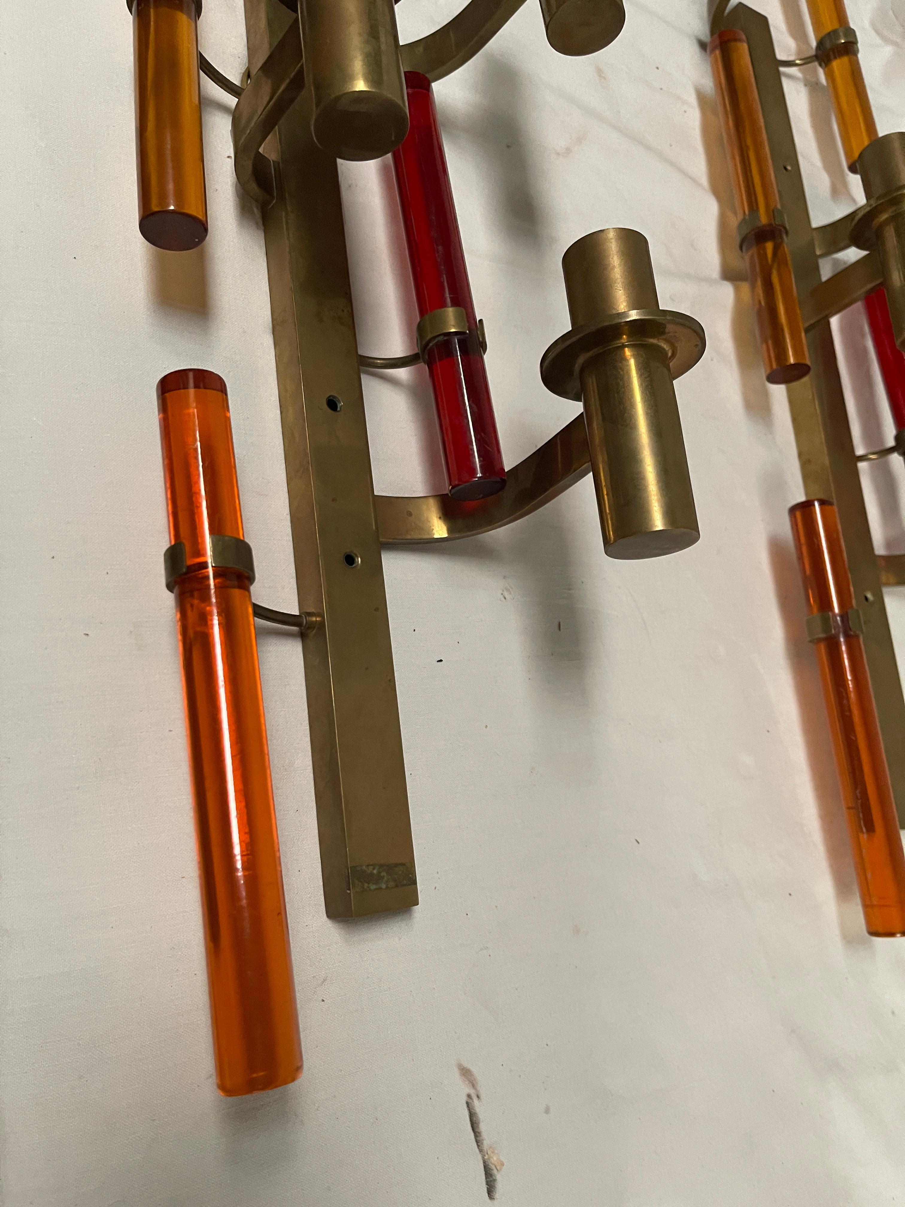 Metà XX secolo Applique alte in ottone e lucite degli anni '60 in vendita