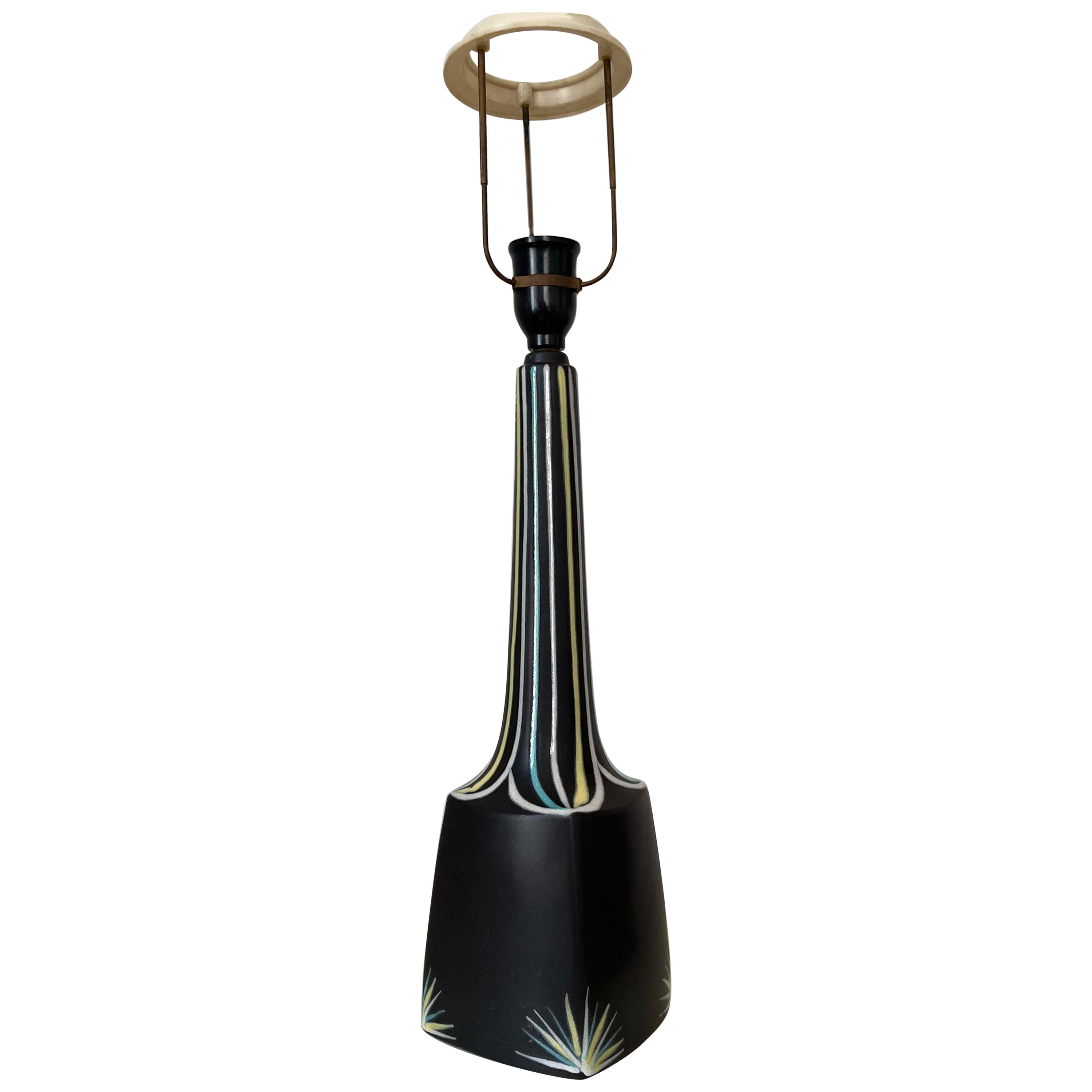 1960er Jahre hohe dänische Keramik-Tischlampe, entworfen von Svend Aage Holm-Sørensen für Søholm

Der berühmte Svend Aage Holm-Sørensen entwarf diese hohe Tischleuchte in den 1960er Jahren für Søholm. Schwarzer Keramiksockel mit handgemalten