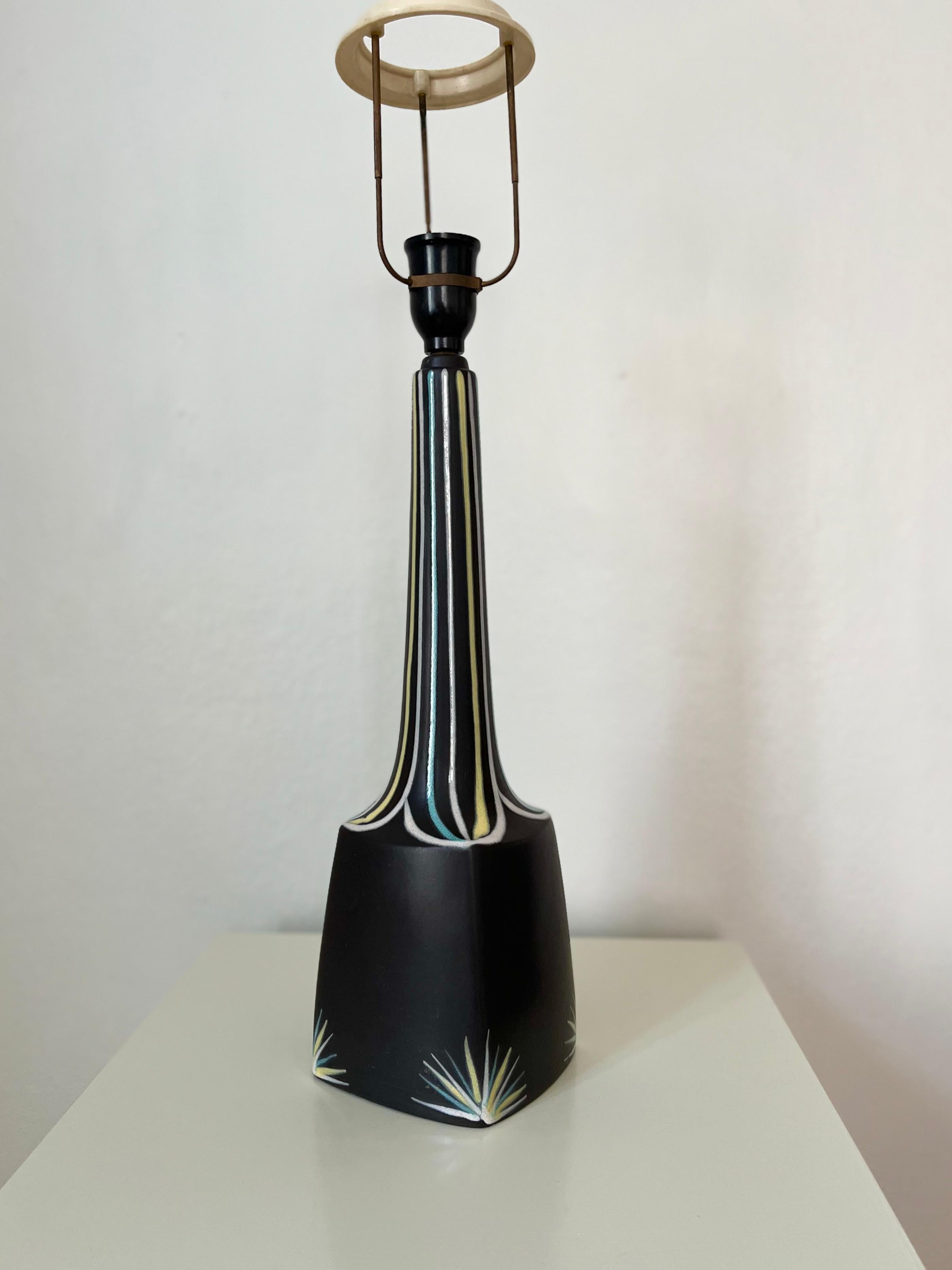 1960s tall Danish ceramics table lamp designed by Svend Aage Holm-Sørensen for Søholm

Renowned Svend Aage Holm-Sørensen designed this tall table lamp for Søholm in the 1960s. Black ceramics base with handpainted decorations in soft tones of cream,