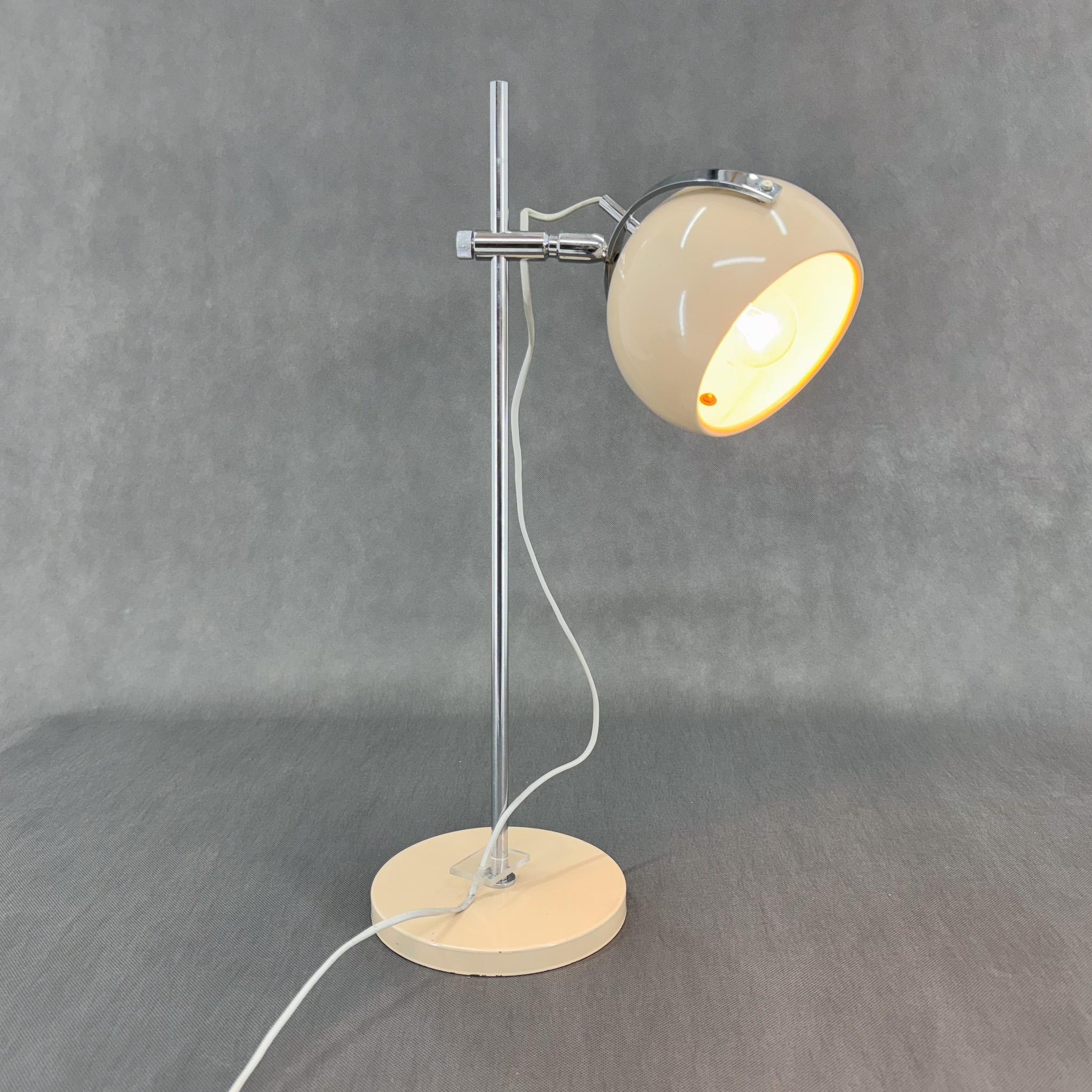 Vintage Space age Italienische Tischlampe. Der Lampenschirm ähnelt einem Augapfel und ist in alle Richtungen verstellbar, nach oben, unten und zur Seite.