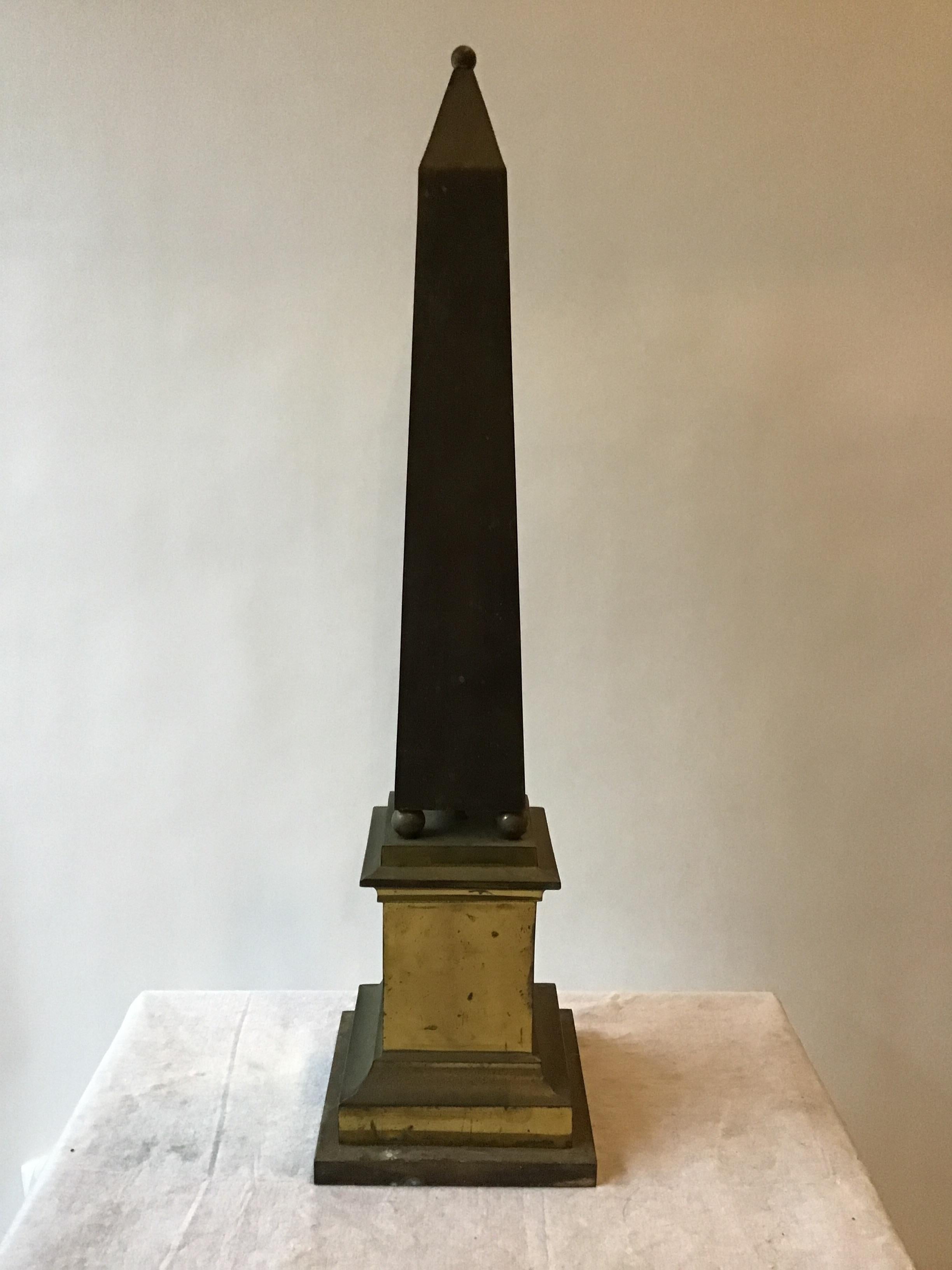 1960er Jahre großer italienischer Messing-Obelisk.