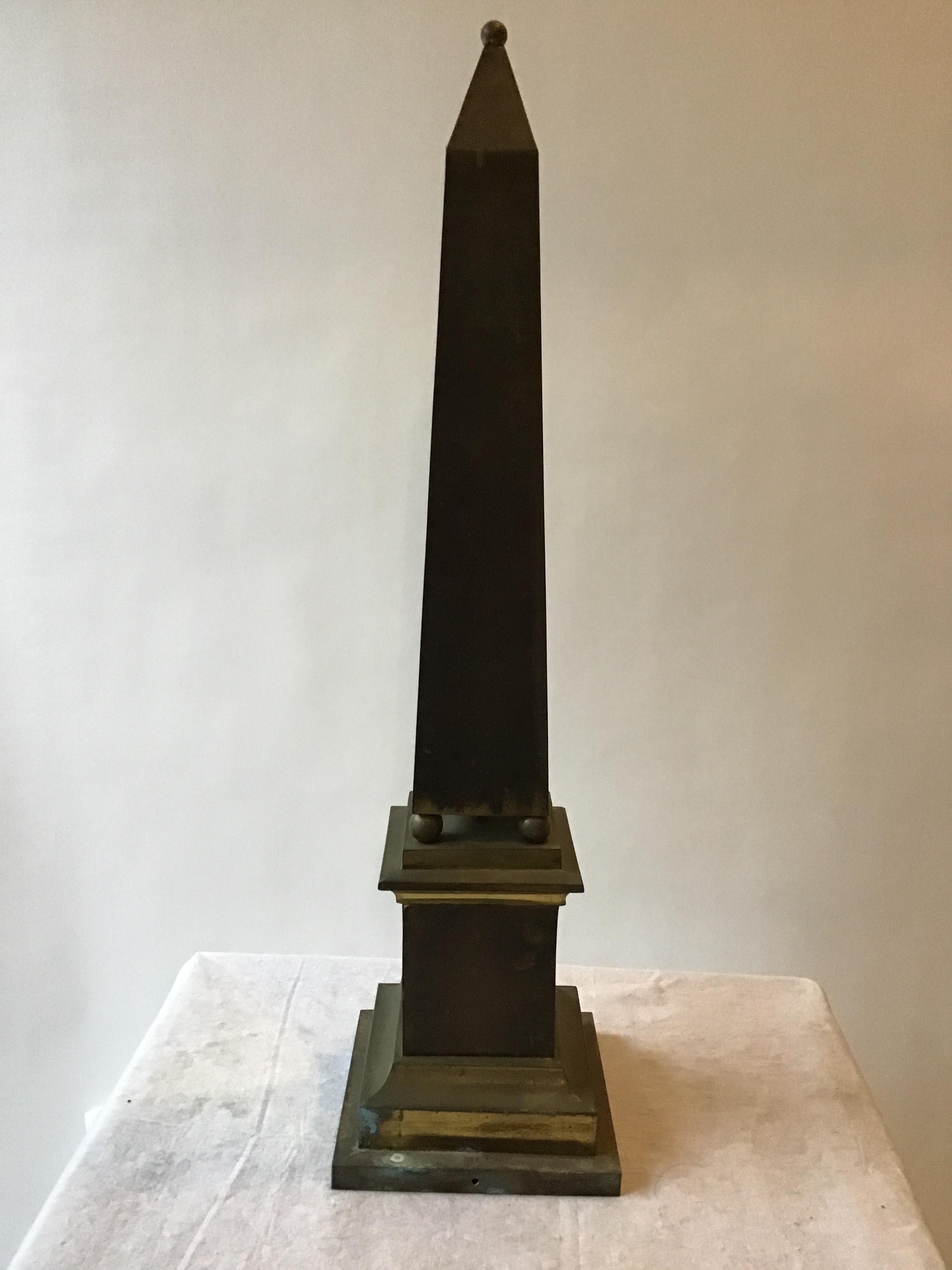 1960er Jahre Großer italienischer Obelisk aus Messing im Angebot 1