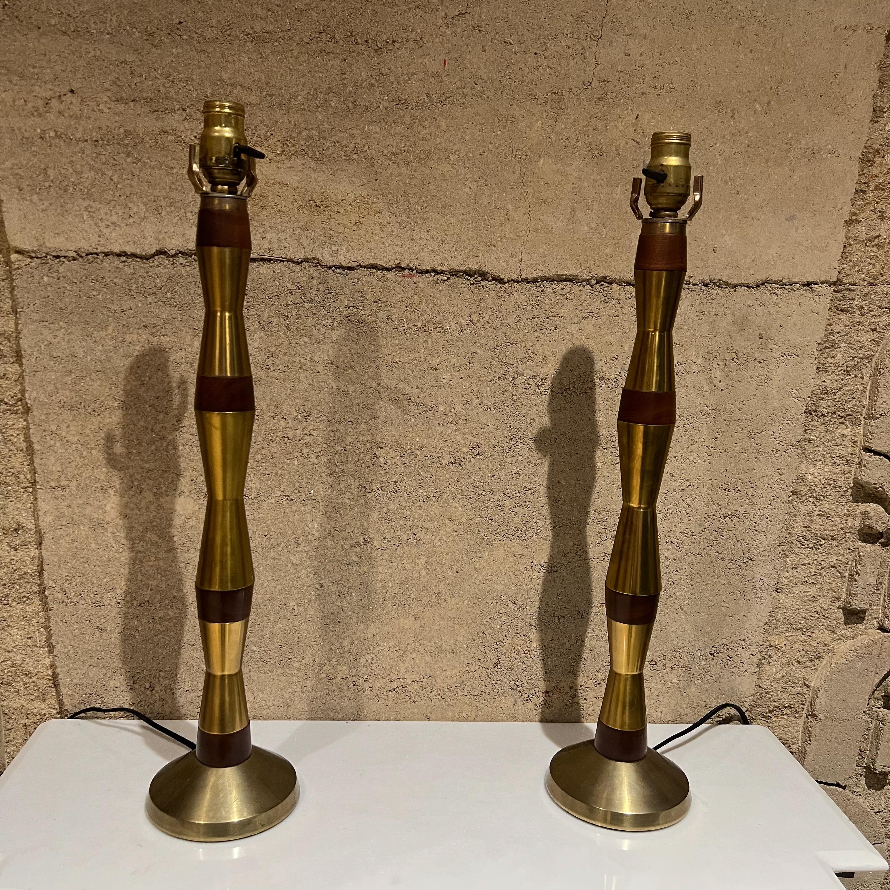 Mid-Century Modern Lampes de table hautes des années 1960 en acajou massif et laiton en vente