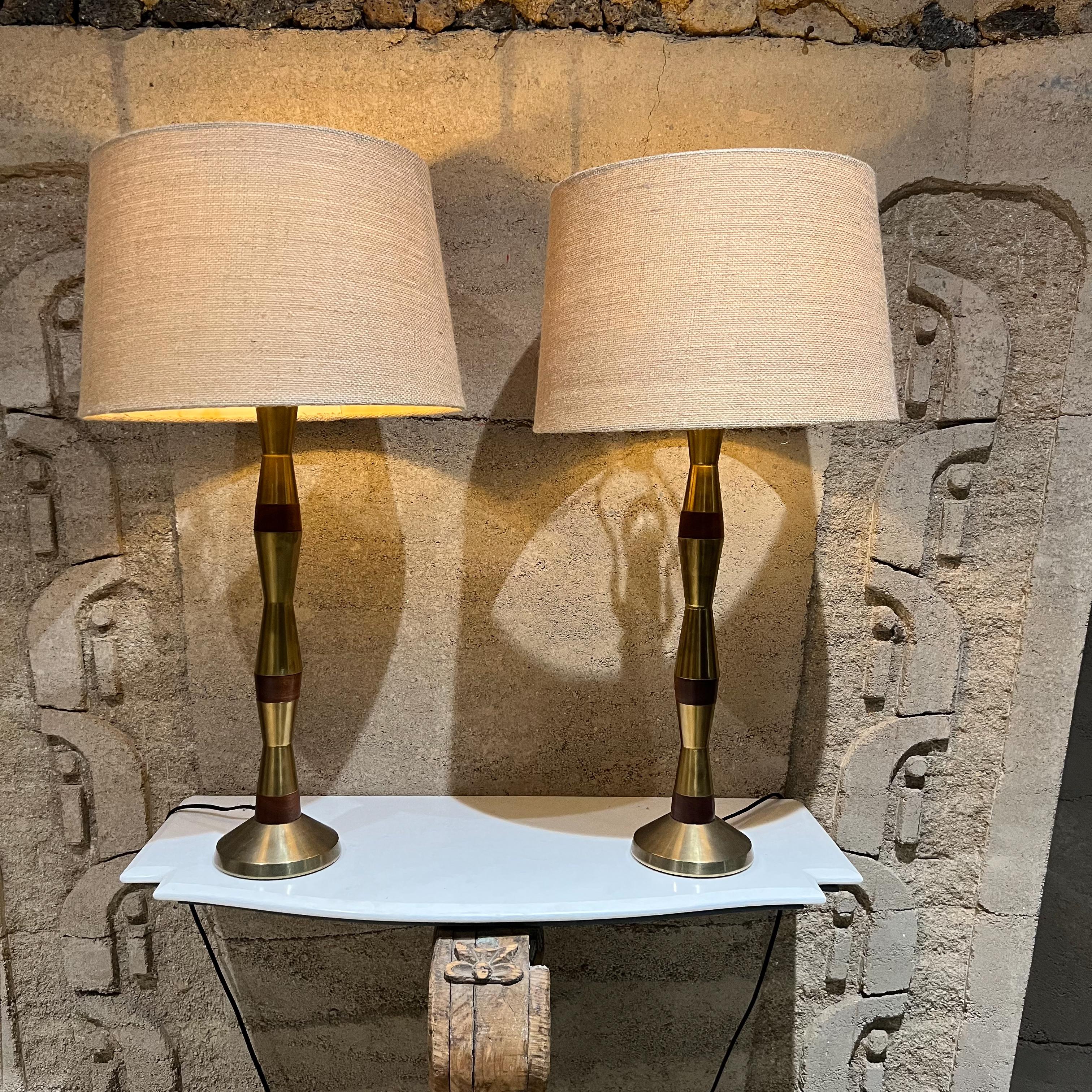 Lampes de table hautes des années 1960 en acajou massif et laiton en vente 2