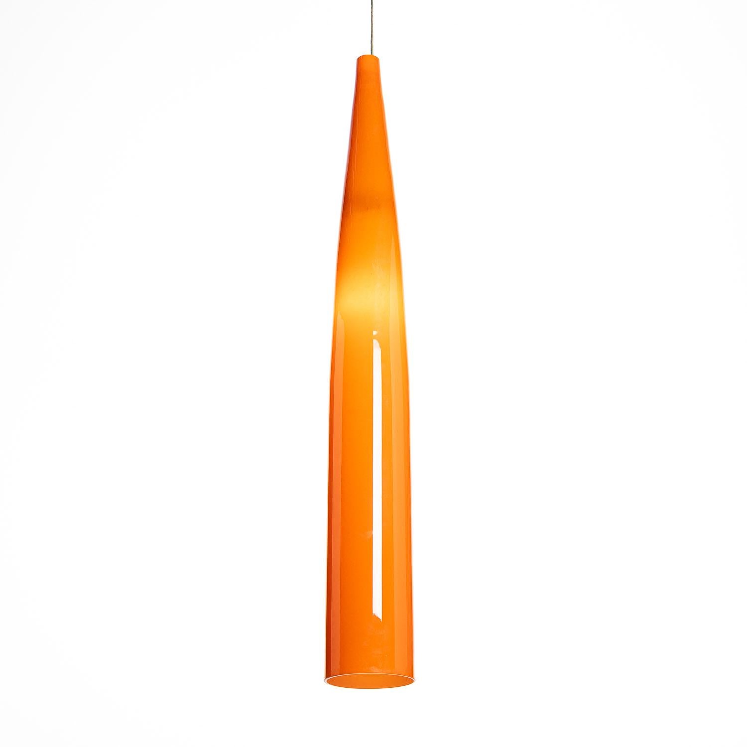 Quelle lumière ! Ce pendentif en verre orange avec intérieur opalin crée une lumière étonnante semblable à celle d'un coucher de soleil. L'ampoule transforme l'orange en un ton plus jaune. À l'œil, la lueur est plus longue que sur les photos.


 