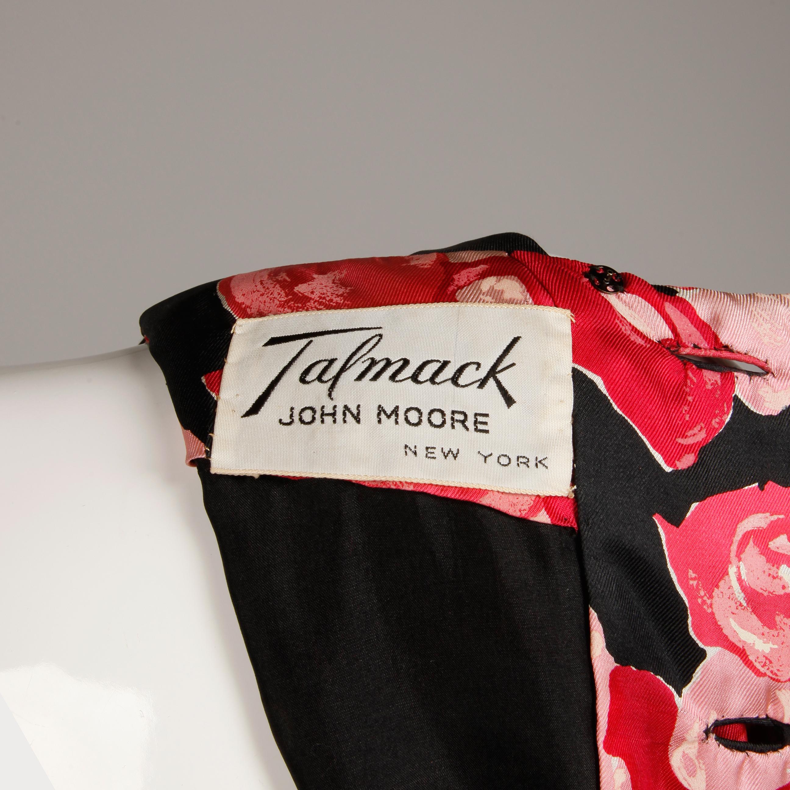 Wunderschönes Seidencocktailkleid mit Blumendruck aus den 1960er Jahren von John Moore für Talmack mit einem schmeichelhaften, minimalistischen Schößchen-Design. Vollständig gefüttert, mit Reißverschluss, Knopf und Druckknopfverschluss hinten.