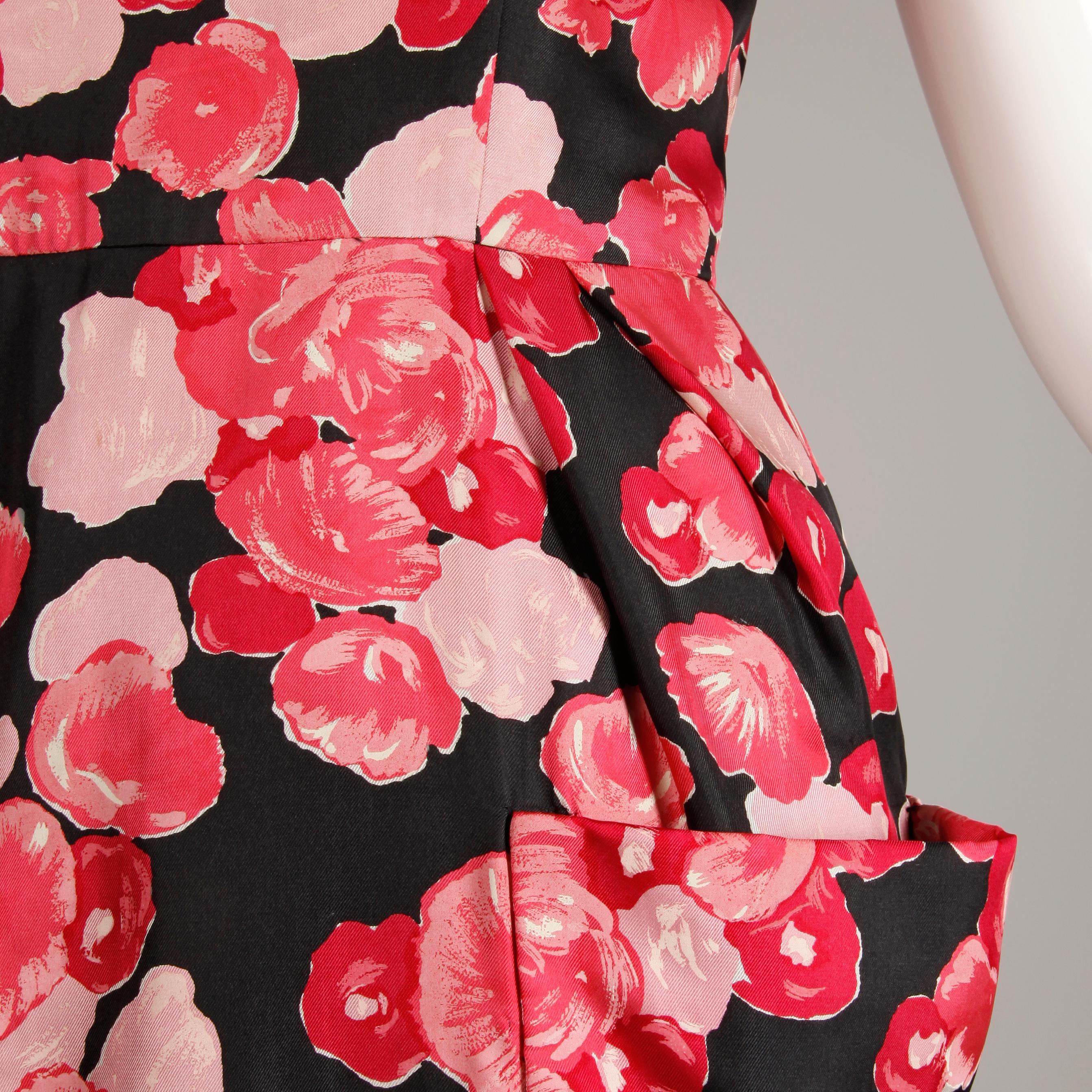 1960s Talmack by John Moore Vintage Vestido de seda con estampado floral rojo, rosa y negro en Excelente estado para la venta en Sparks, NV