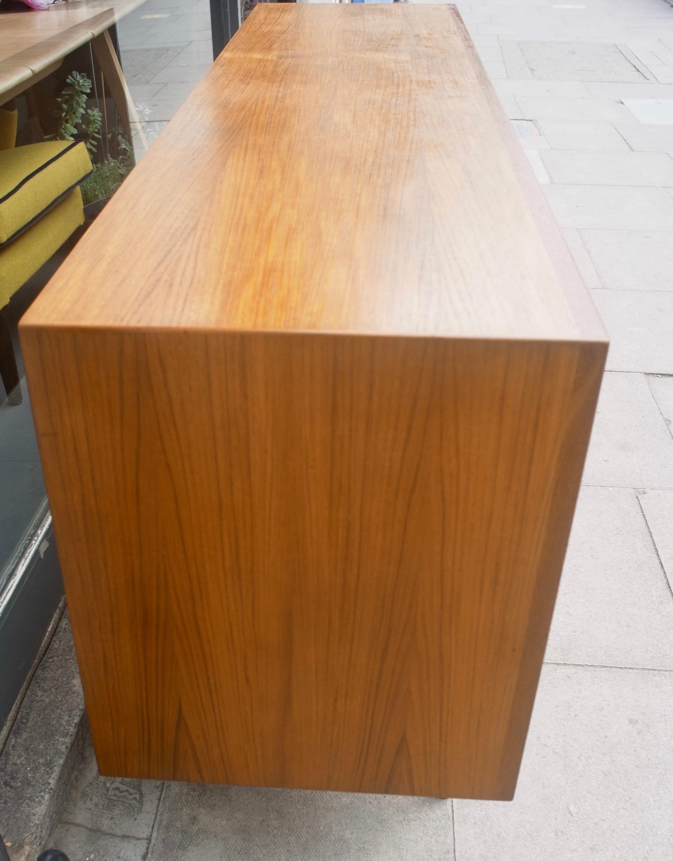 Tambour Sideboard aus Teakholz mit Front aus den 1960er Jahren von Arne Vodder für Sibast (Dänisch) im Angebot