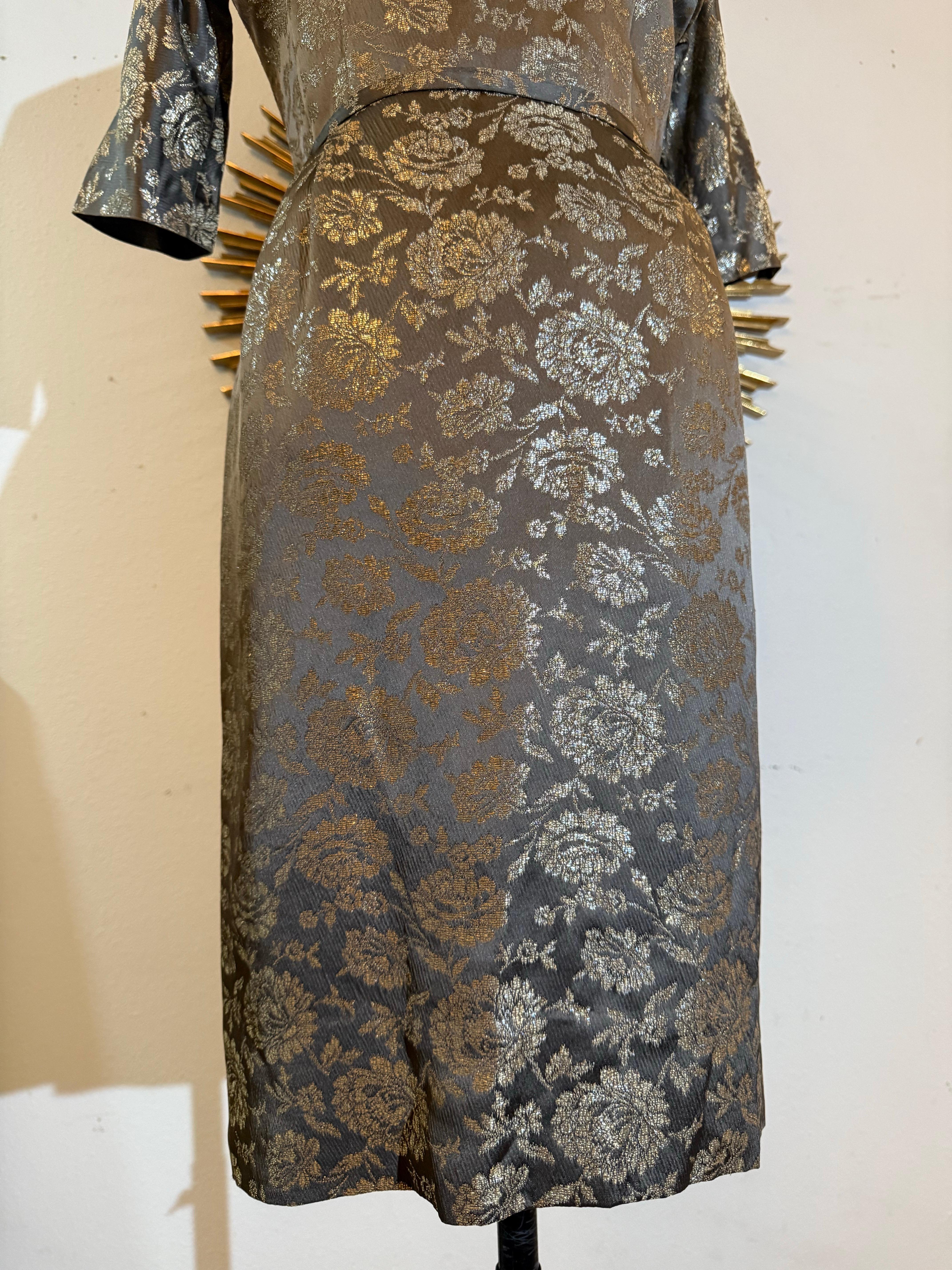 Tubino in broccato floreale grigio e oro degli anni '60 e giacca bordata di visone con papillon in vendita 5