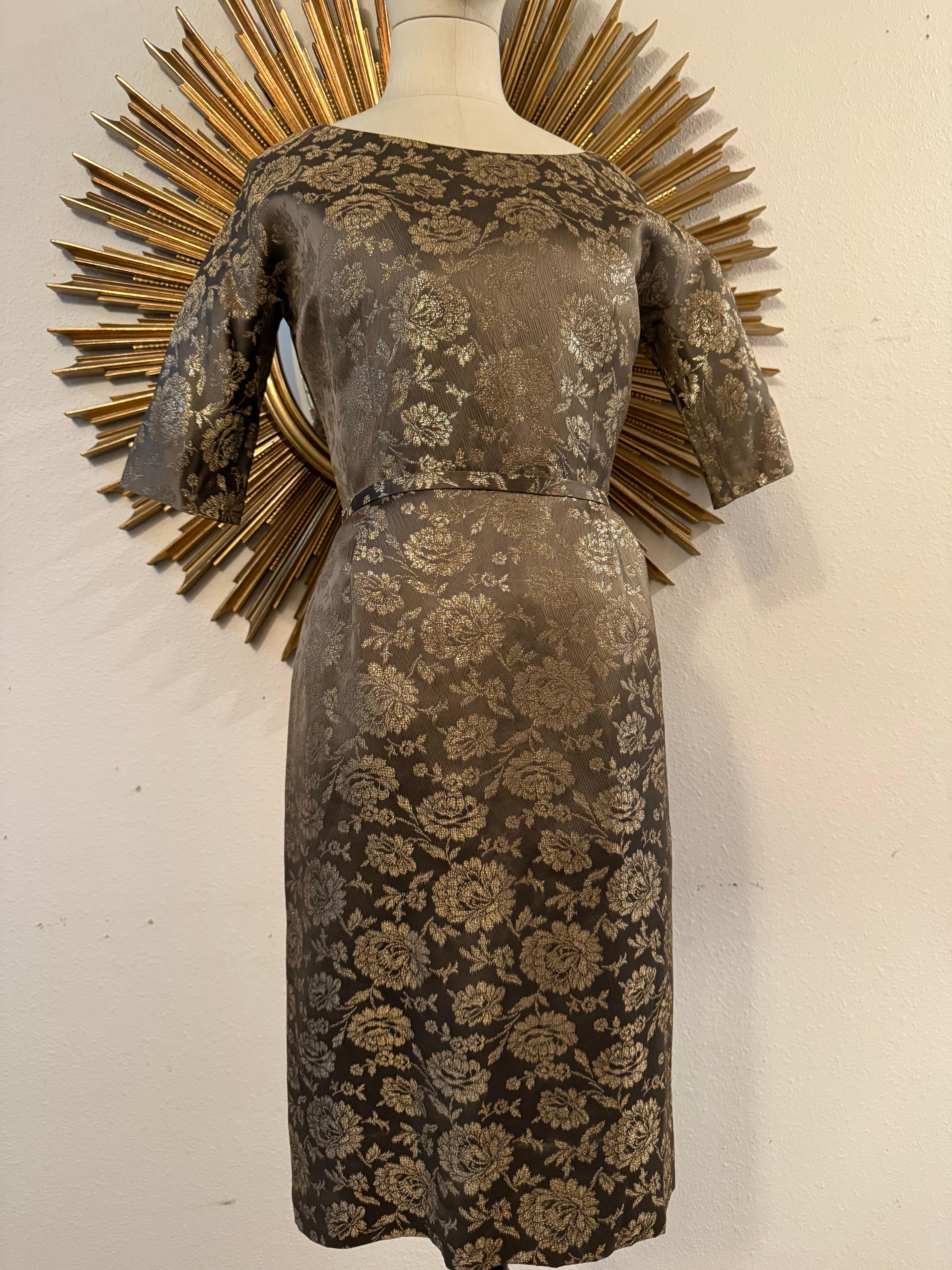 Tubino in broccato floreale grigio e oro degli anni '60 e giacca bordata di visone con papillon in vendita 6