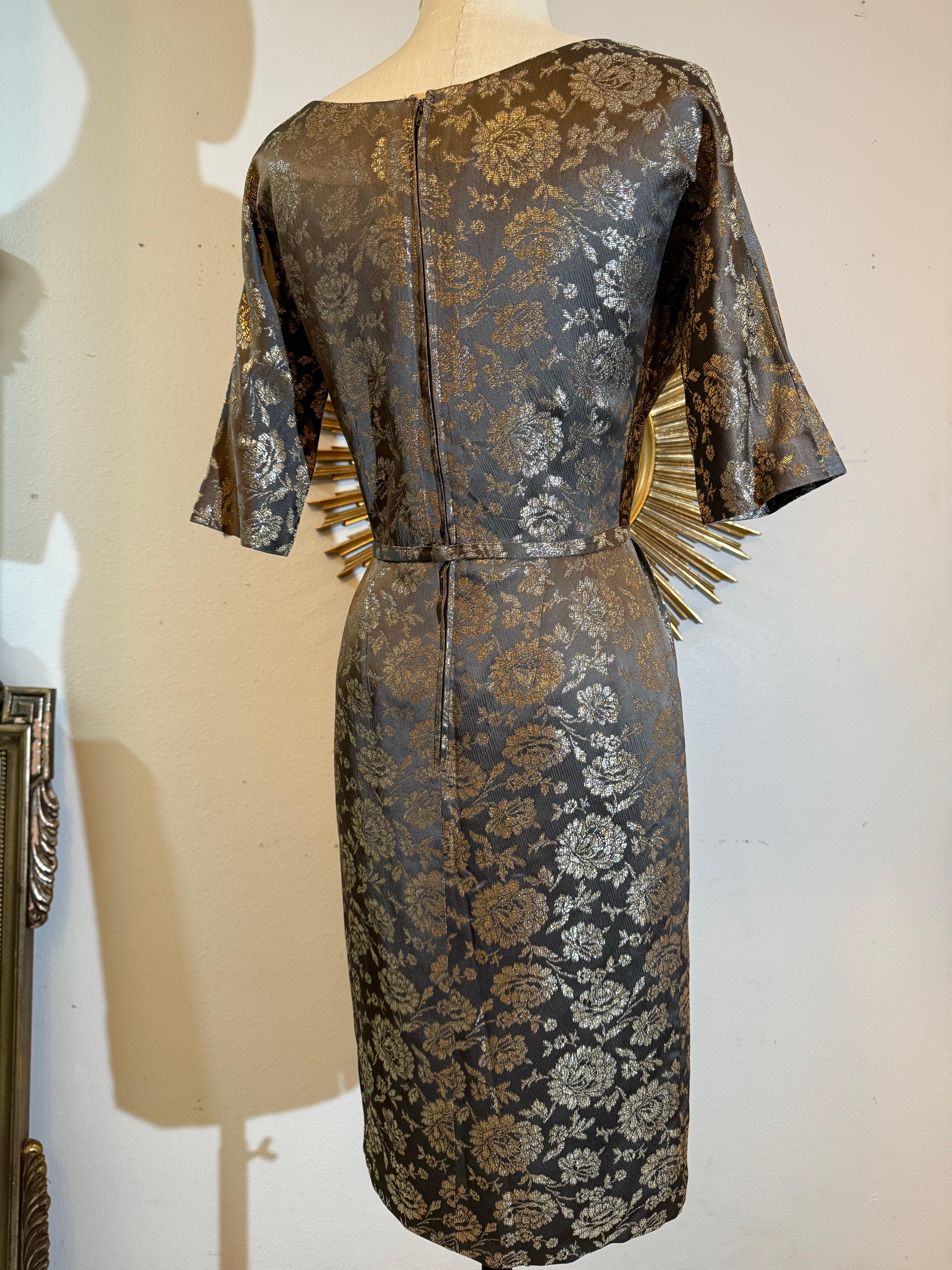 Tubino in broccato floreale grigio e oro degli anni '60 e giacca bordata di visone con papillon in vendita 7