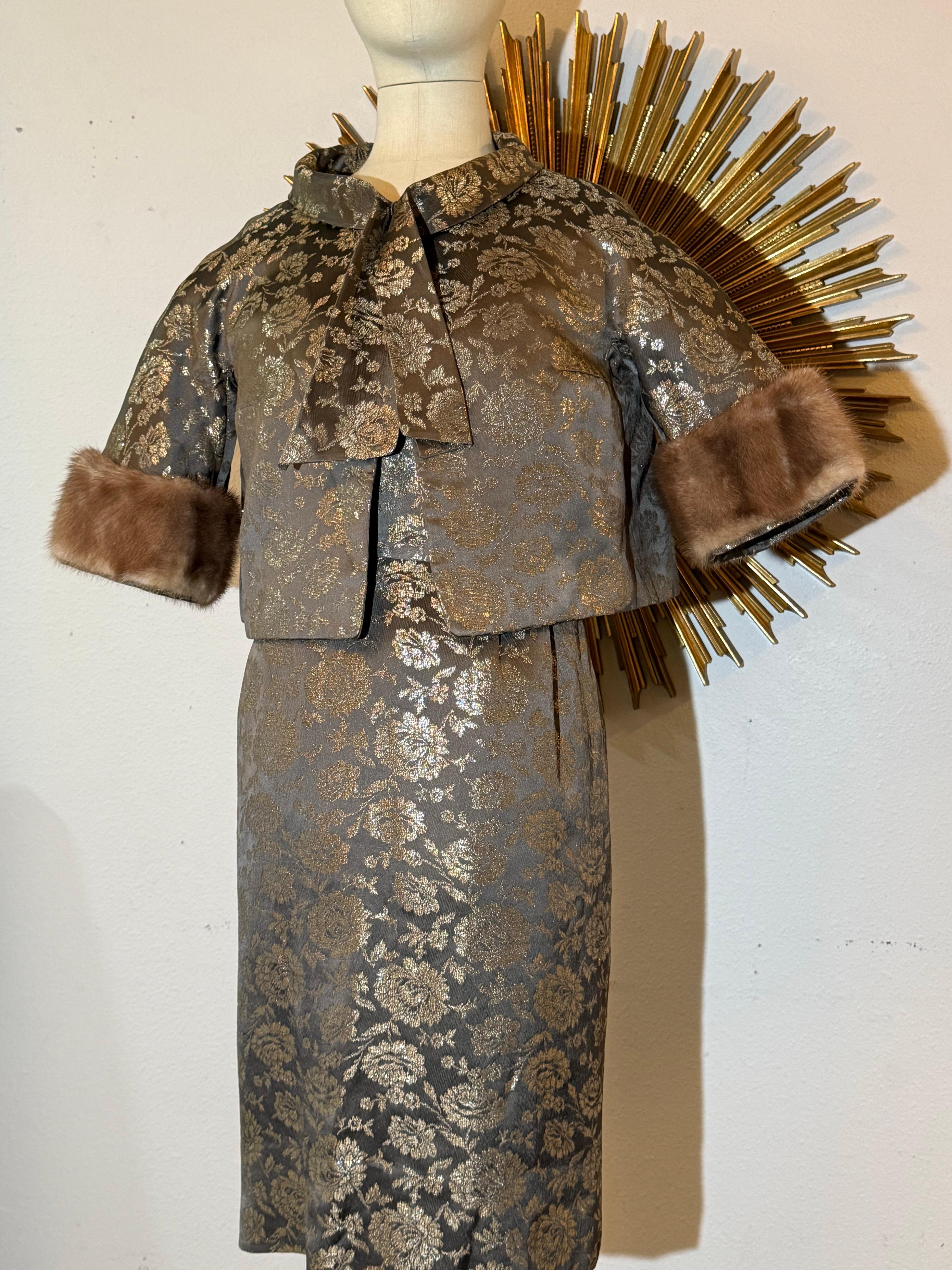 Tubino in broccato floreale grigio e oro degli anni '60 e giacca bordata di visone con papillon in vendita 8