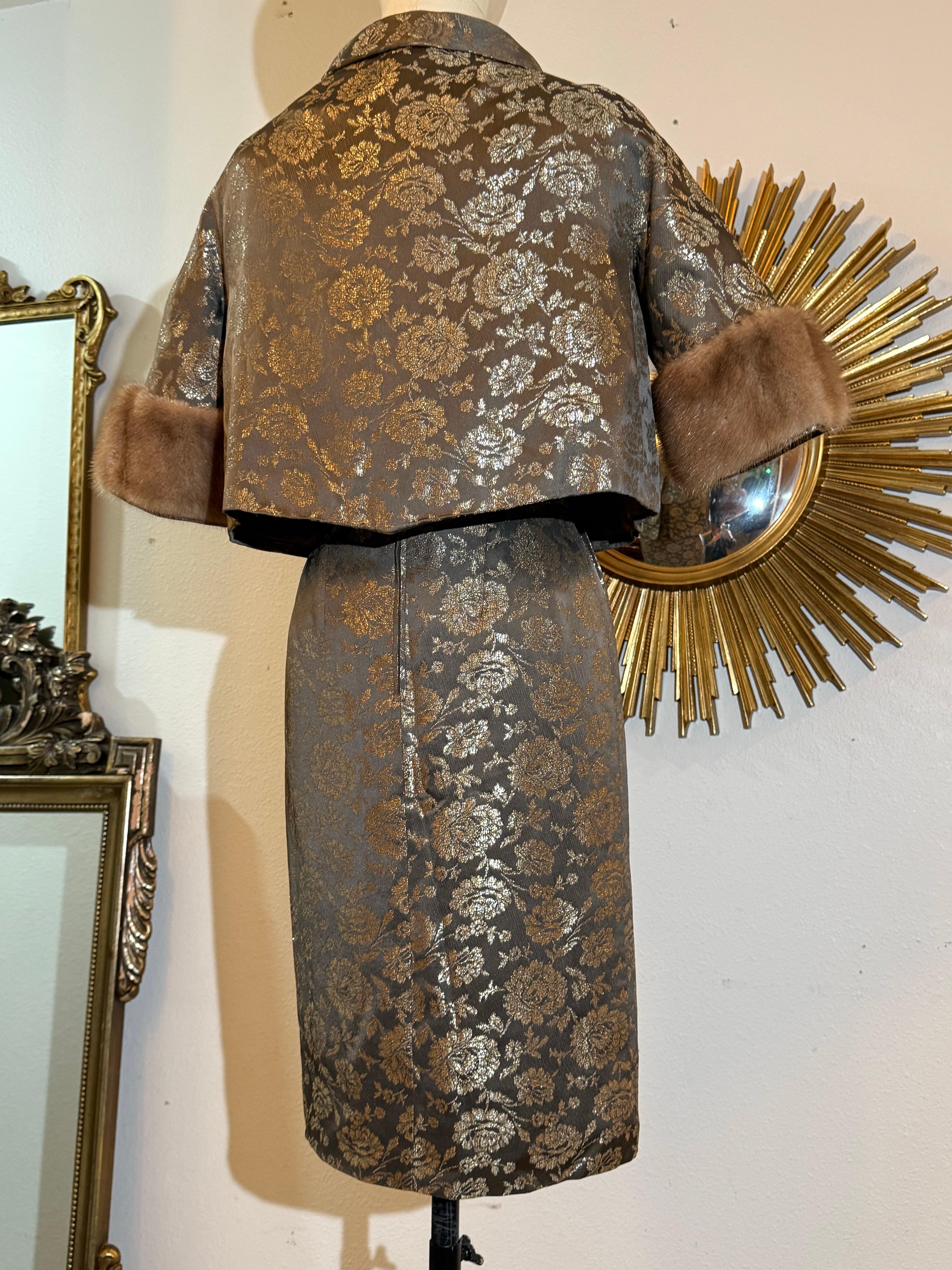 Tubino in broccato floreale grigio e oro degli anni '60 e giacca bordata di visone con papillon in vendita 9