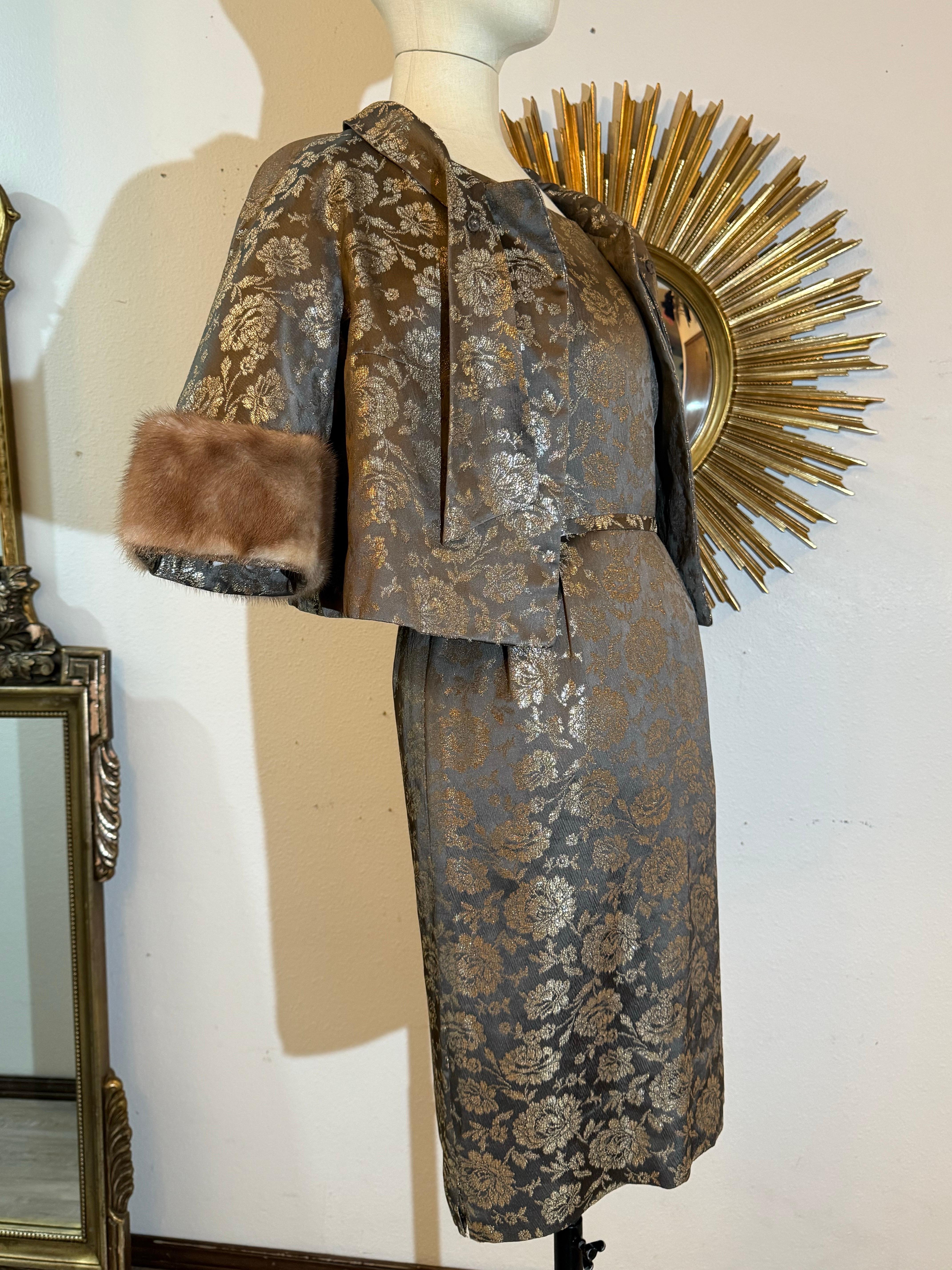 Tubino in broccato floreale grigio e oro degli anni '60 e giacca bordata di visone con papillon in vendita 10