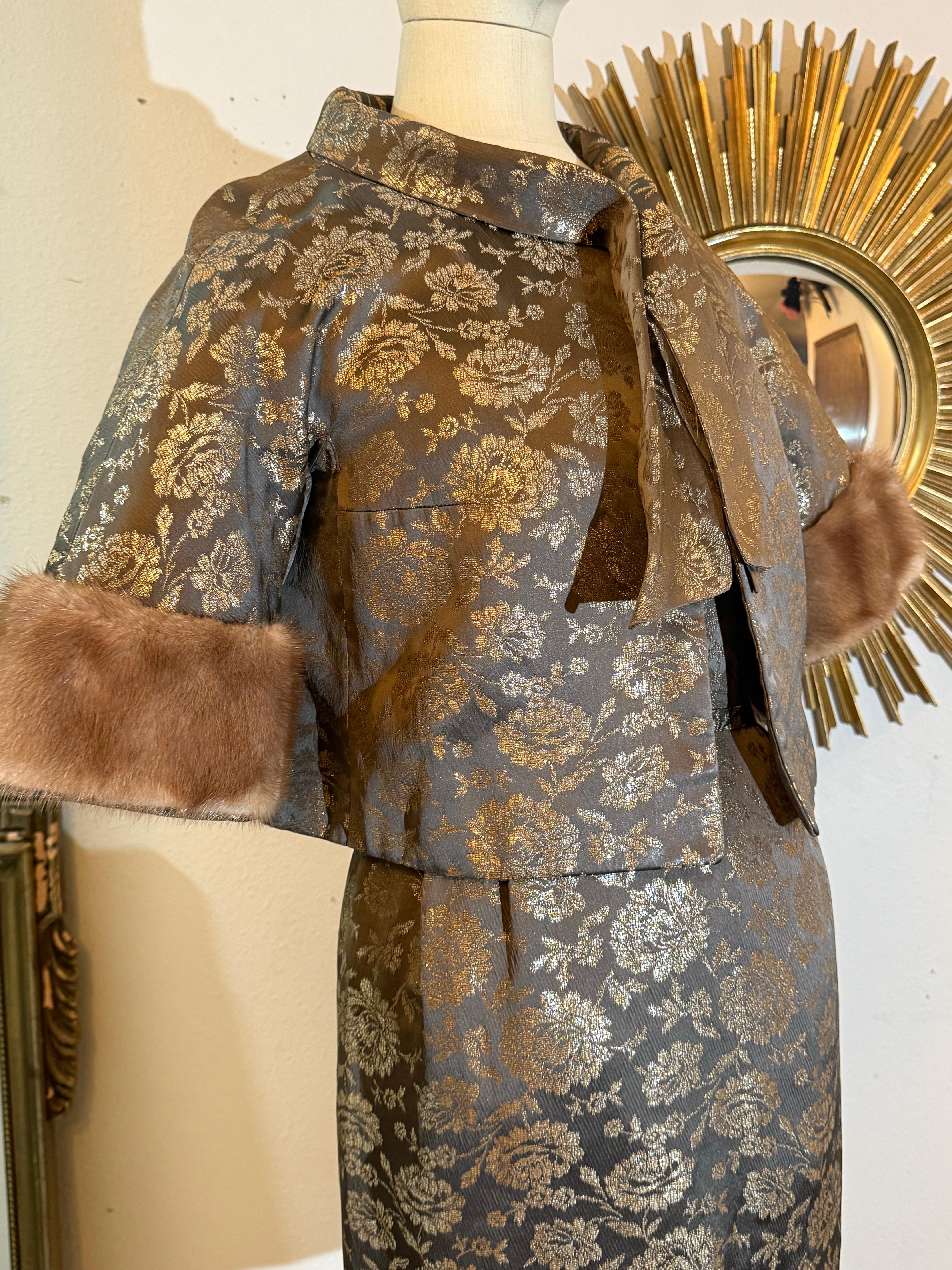 Tubino in broccato floreale grigio e oro degli anni '60 e giacca bordata di visone con papillon in vendita 11