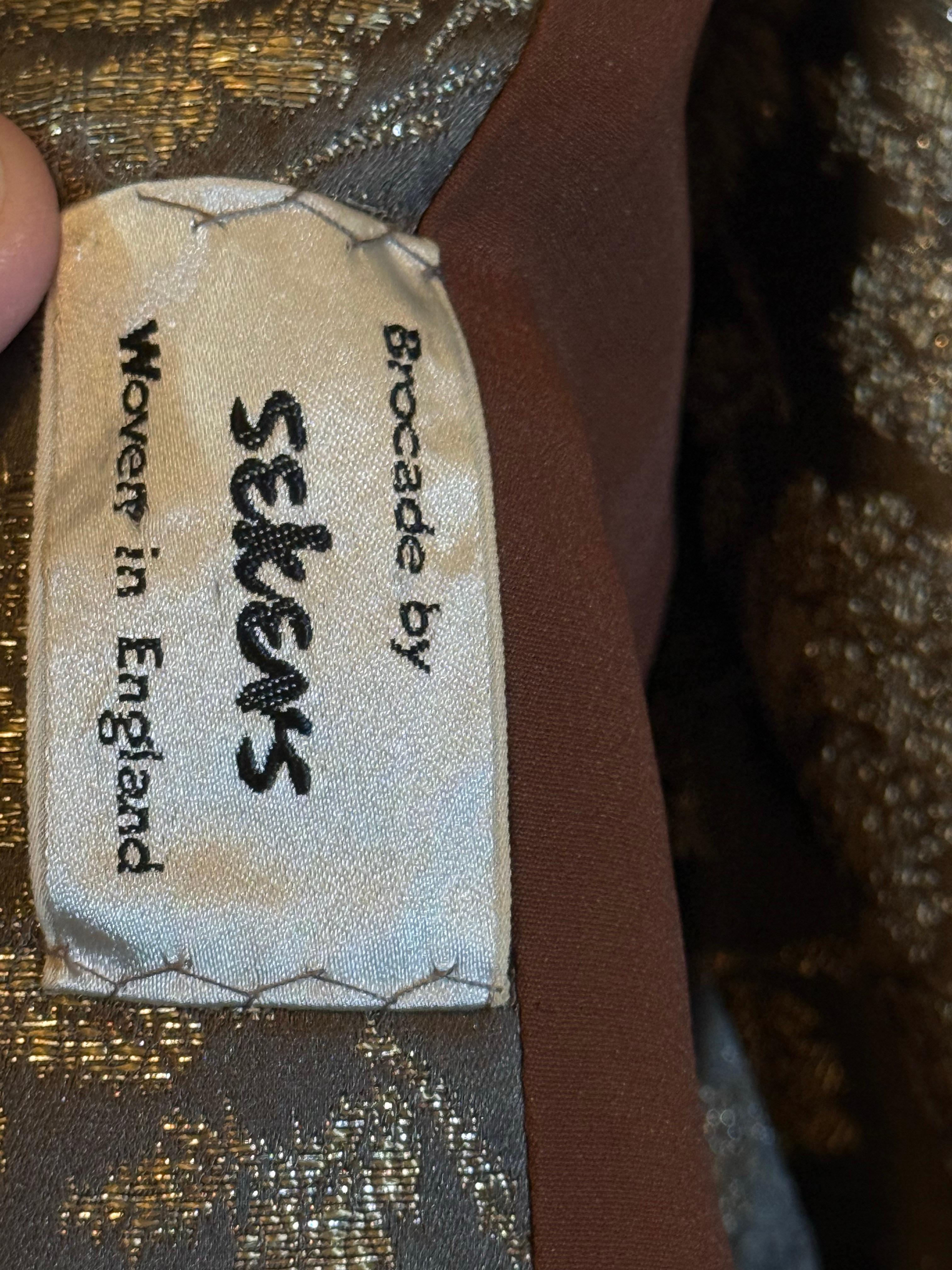 Tubino in broccato floreale grigio e oro degli anni '60 e giacca bordata di visone con papillon in vendita 12