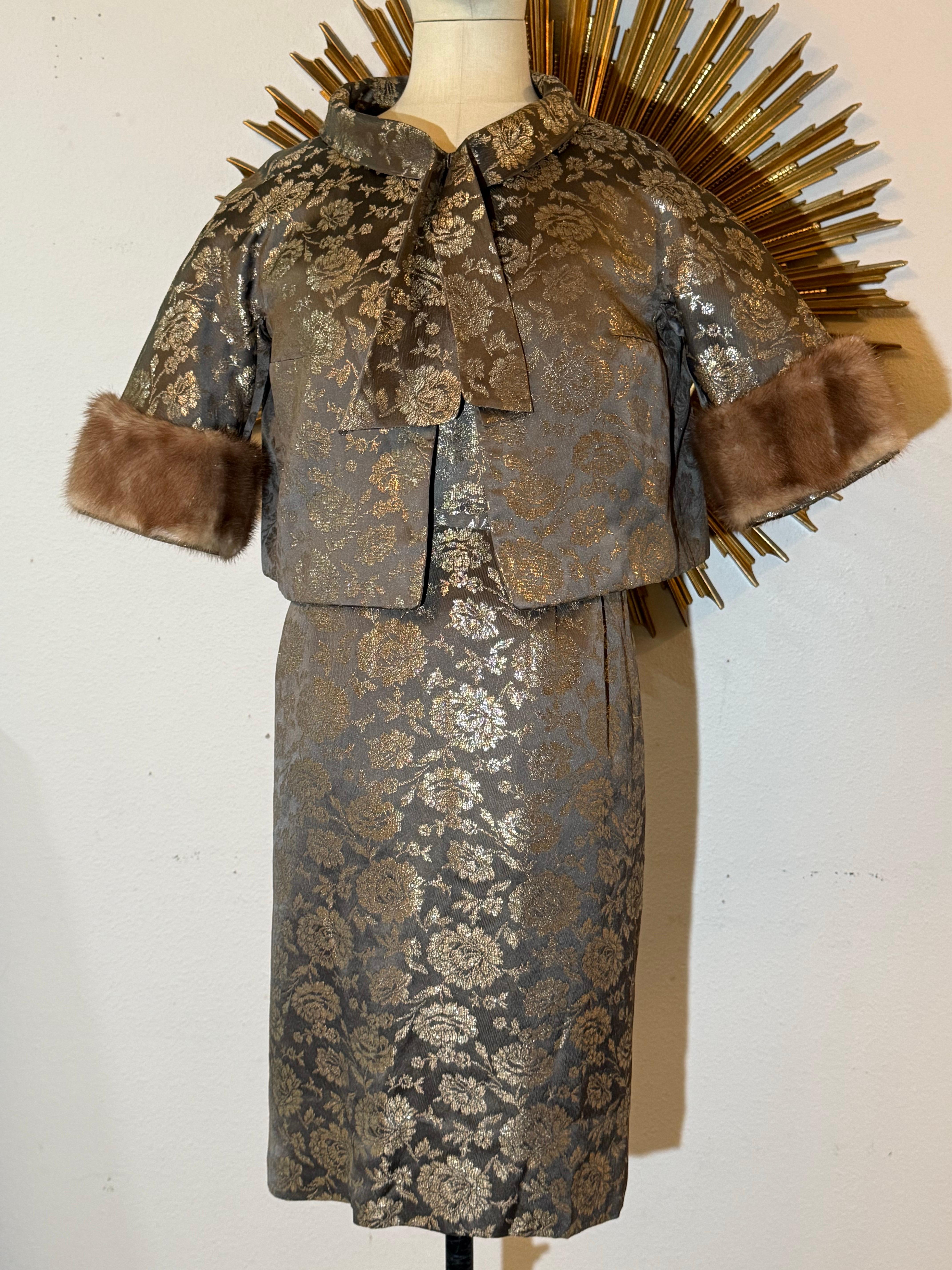 Abito a tubino in broccato floreale color taupe e oro degli anni '60 e giacca bordata di visone con papillon: ensemble a due pezzi in broccato del marchio Sekens dall'Inghilterra in un profondo color taupe e con un motivo di rose dorate. Favolosità