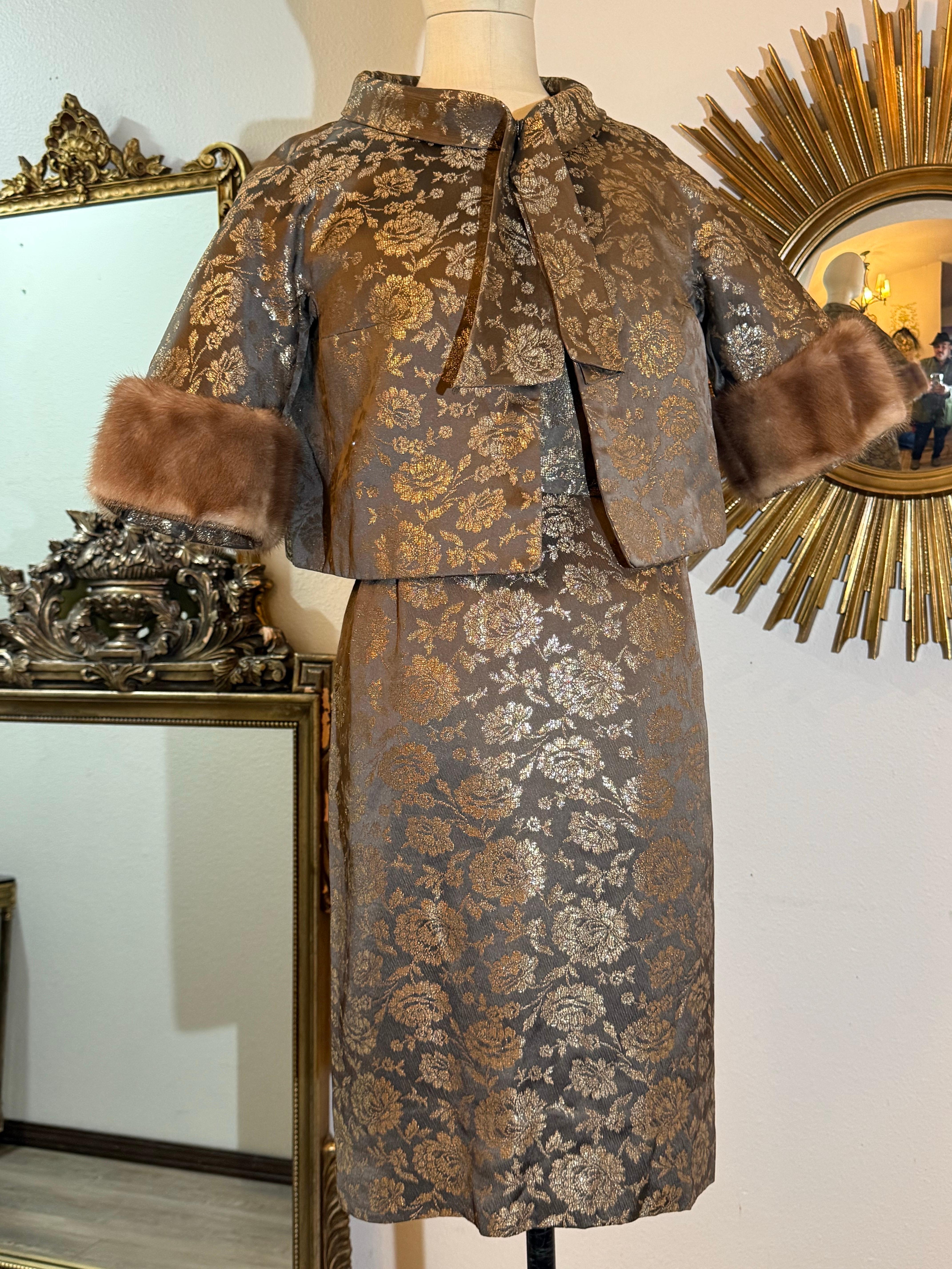 Marrone Tubino in broccato floreale grigio e oro degli anni '60 e giacca bordata di visone con papillon in vendita