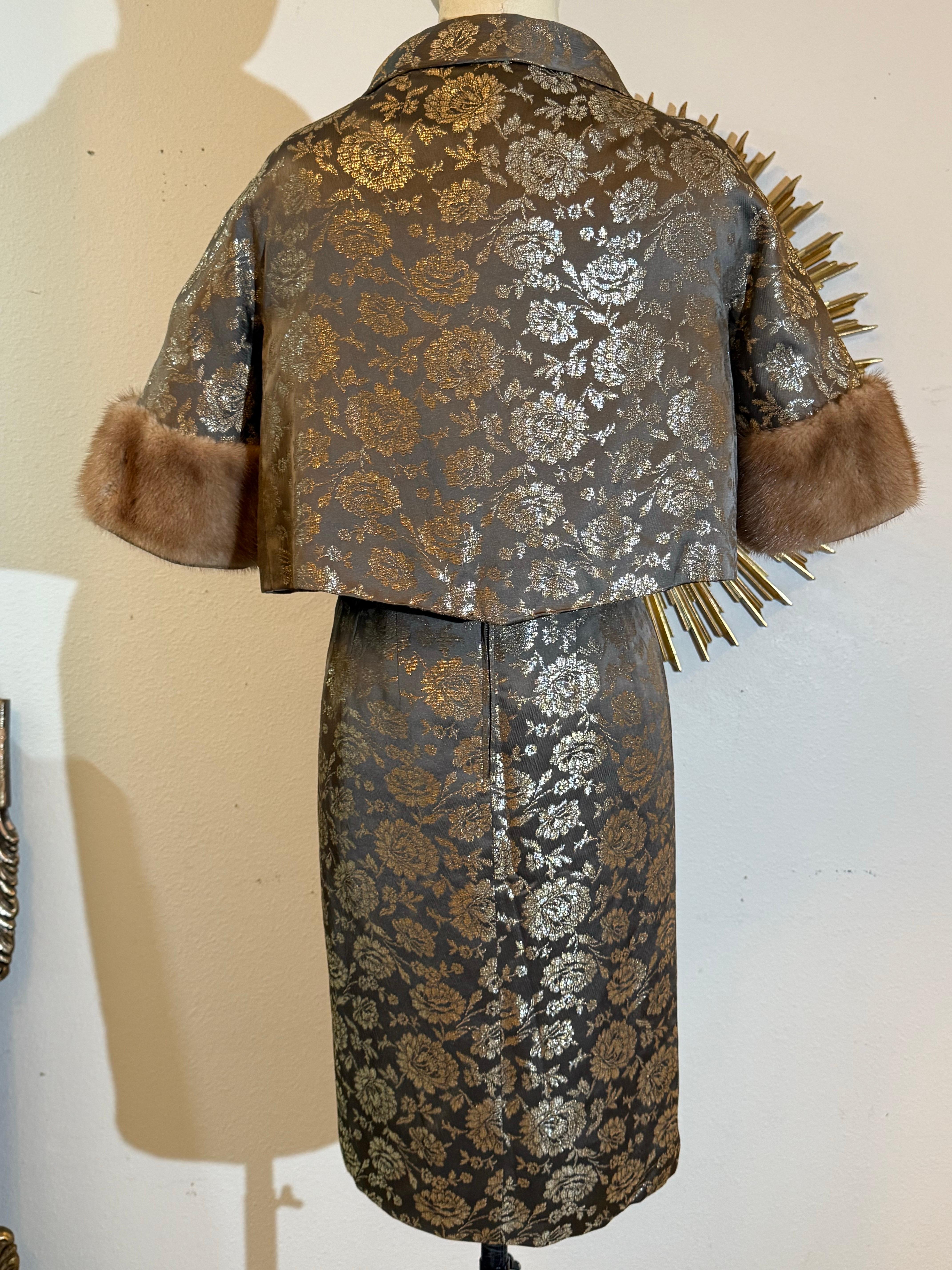 Tubino in broccato floreale grigio e oro degli anni '60 e giacca bordata di visone con papillon In condizioni ottime in vendita a Gresham, OR