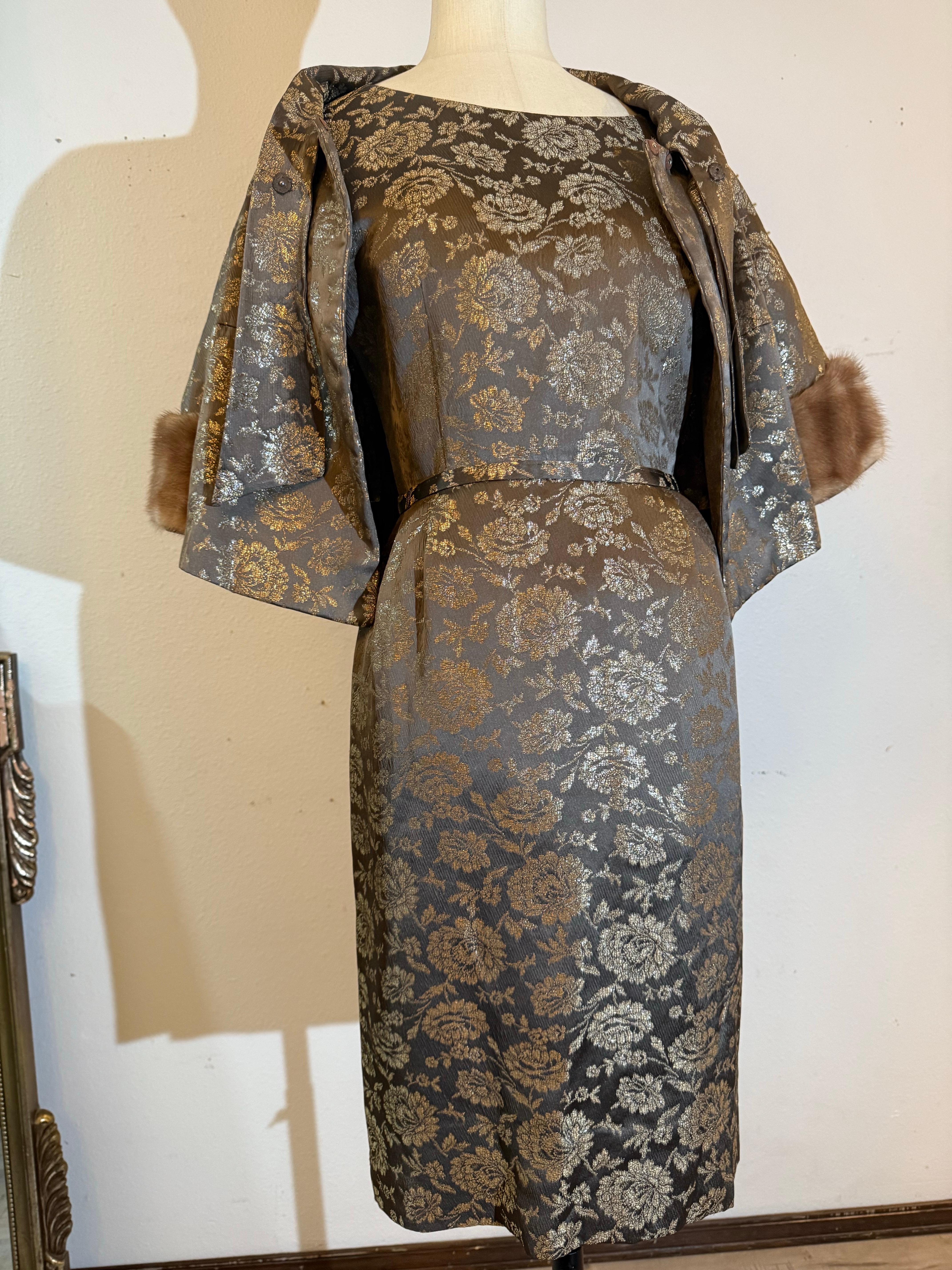 Donna Tubino in broccato floreale grigio e oro degli anni '60 e giacca bordata di visone con papillon in vendita