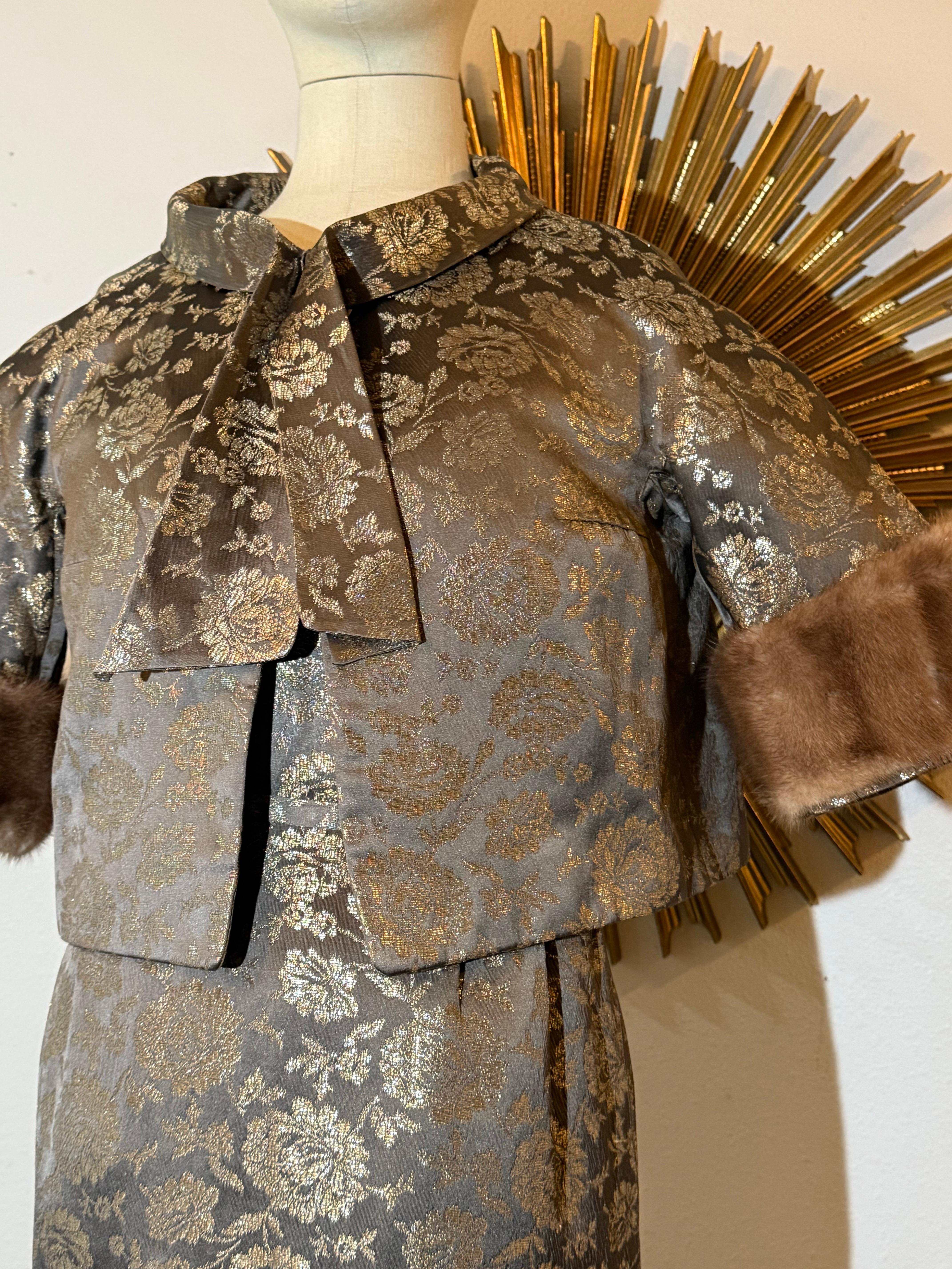 Tubino in broccato floreale grigio e oro degli anni '60 e giacca bordata di visone con papillon in vendita 1