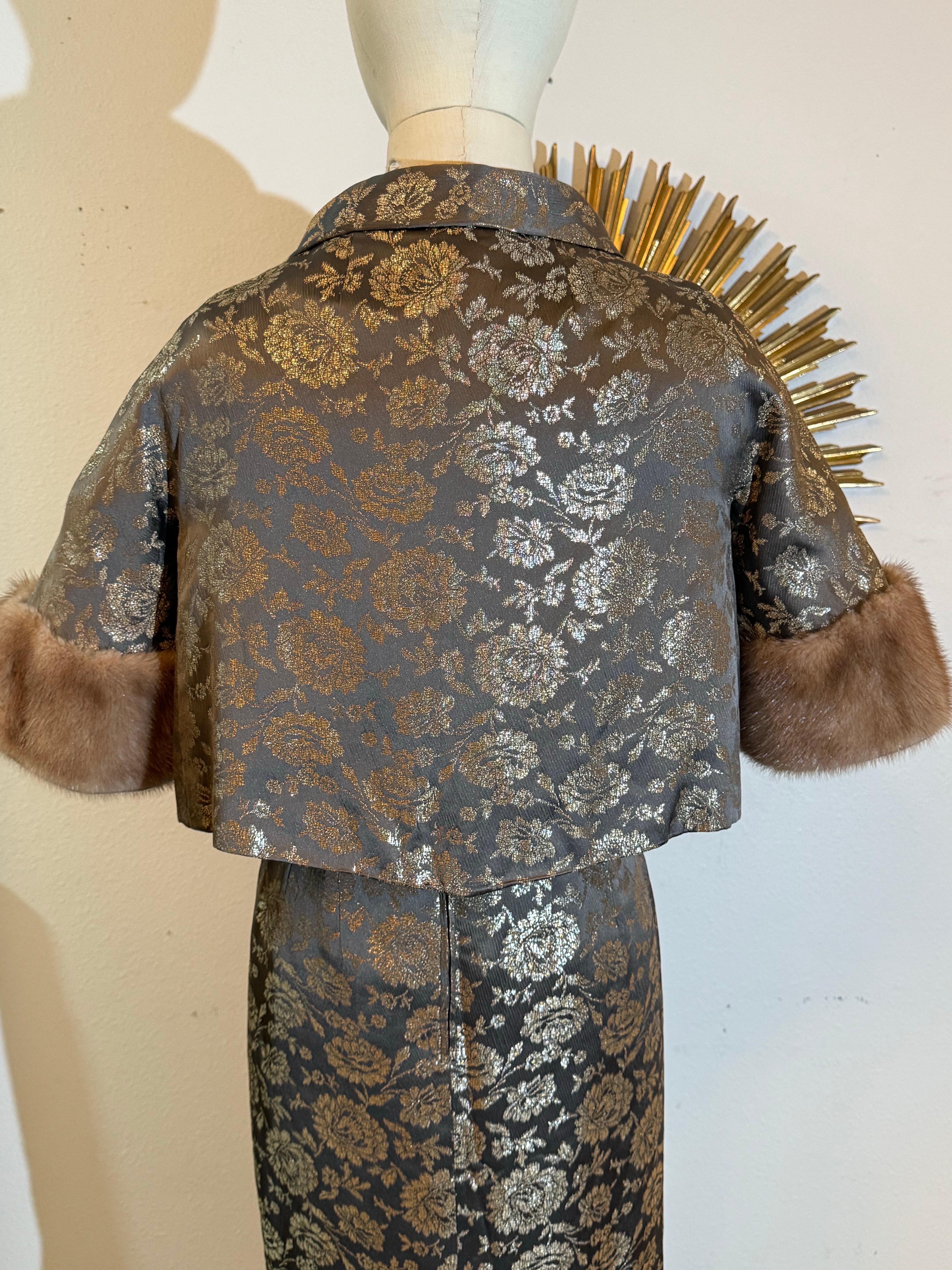 Tubino in broccato floreale grigio e oro degli anni '60 e giacca bordata di visone con papillon in vendita 2