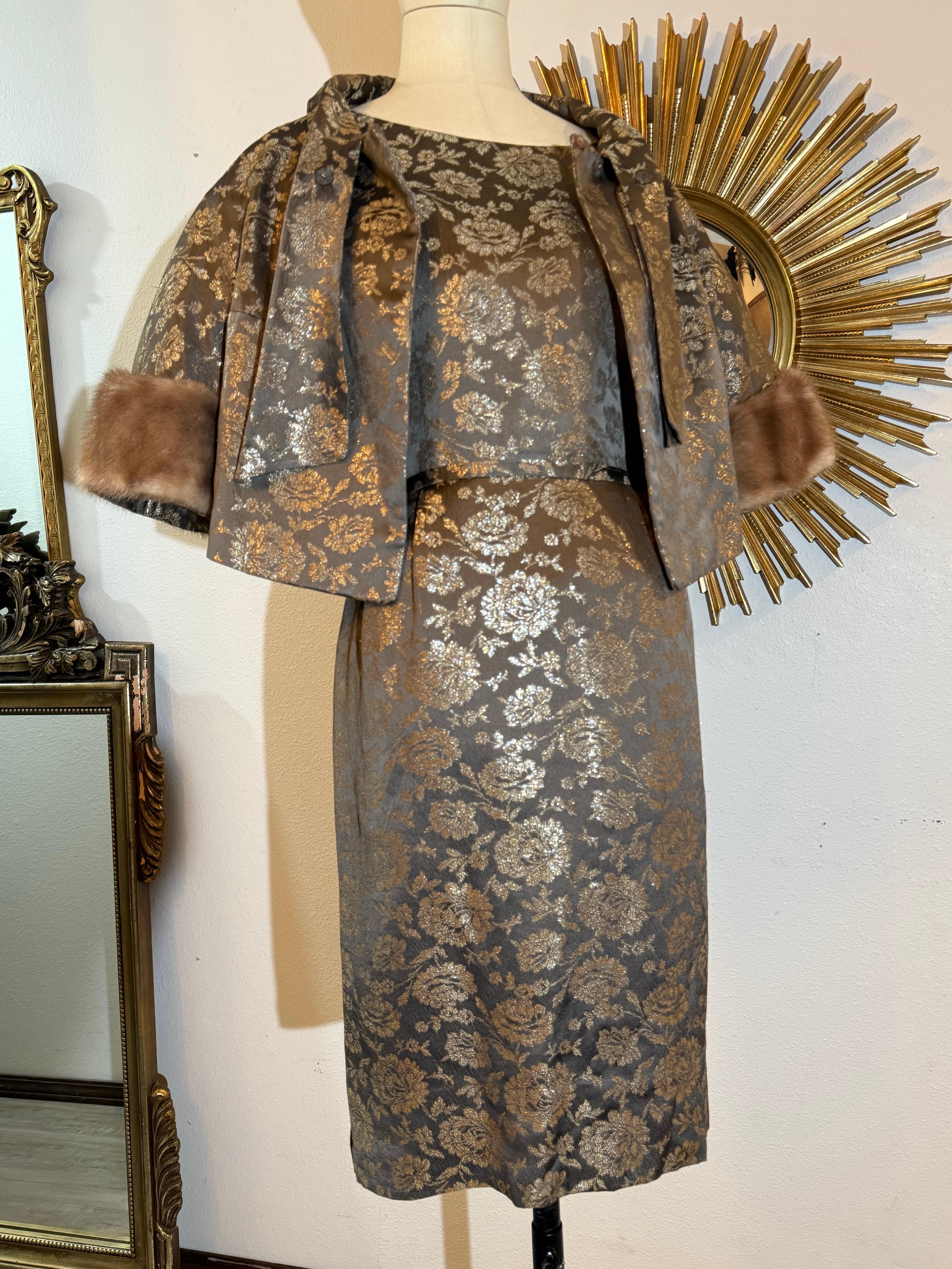 Tubino in broccato floreale grigio e oro degli anni '60 e giacca bordata di visone con papillon in vendita 3