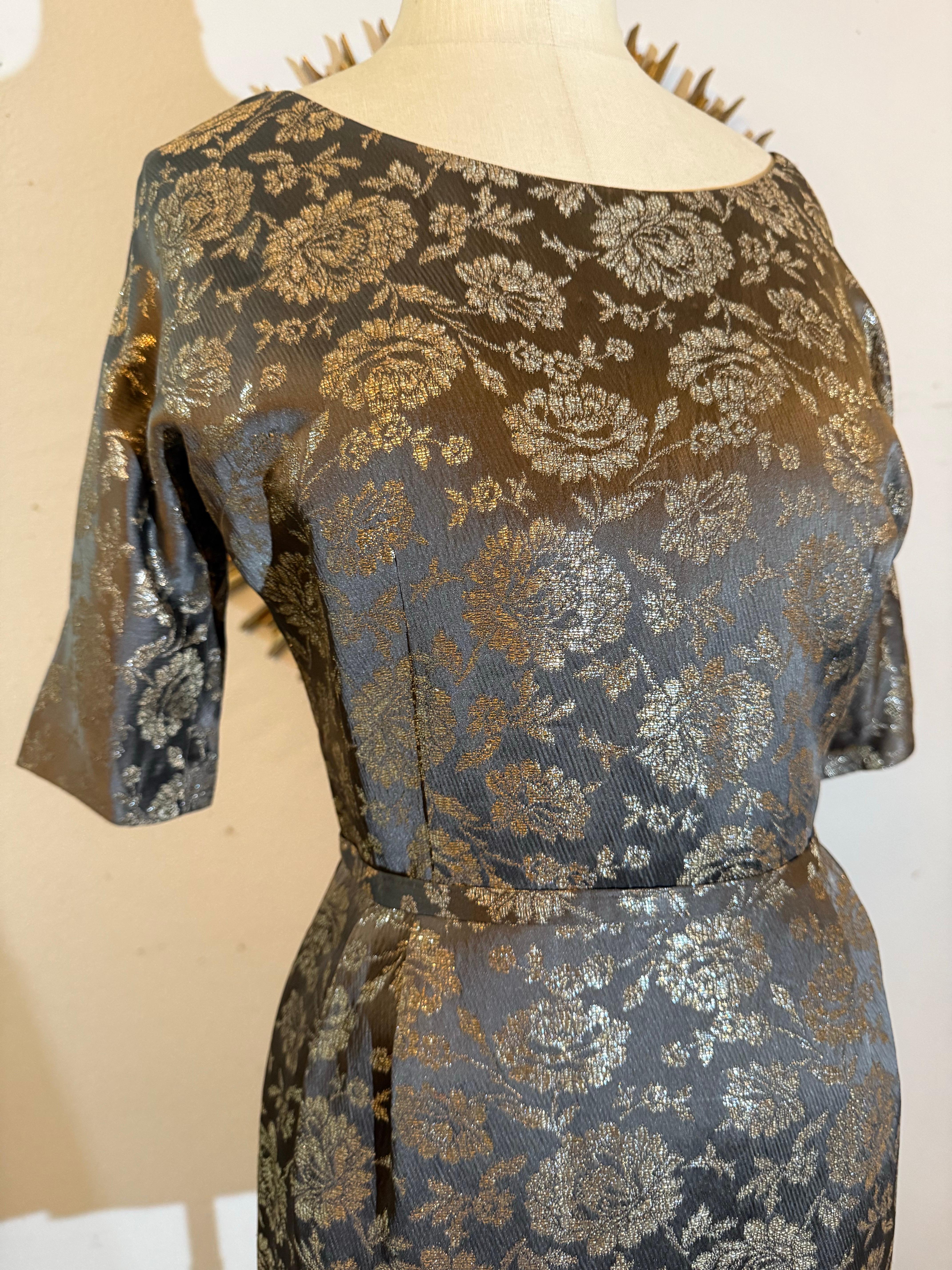 Tubino in broccato floreale grigio e oro degli anni '60 e giacca bordata di visone con papillon in vendita 4