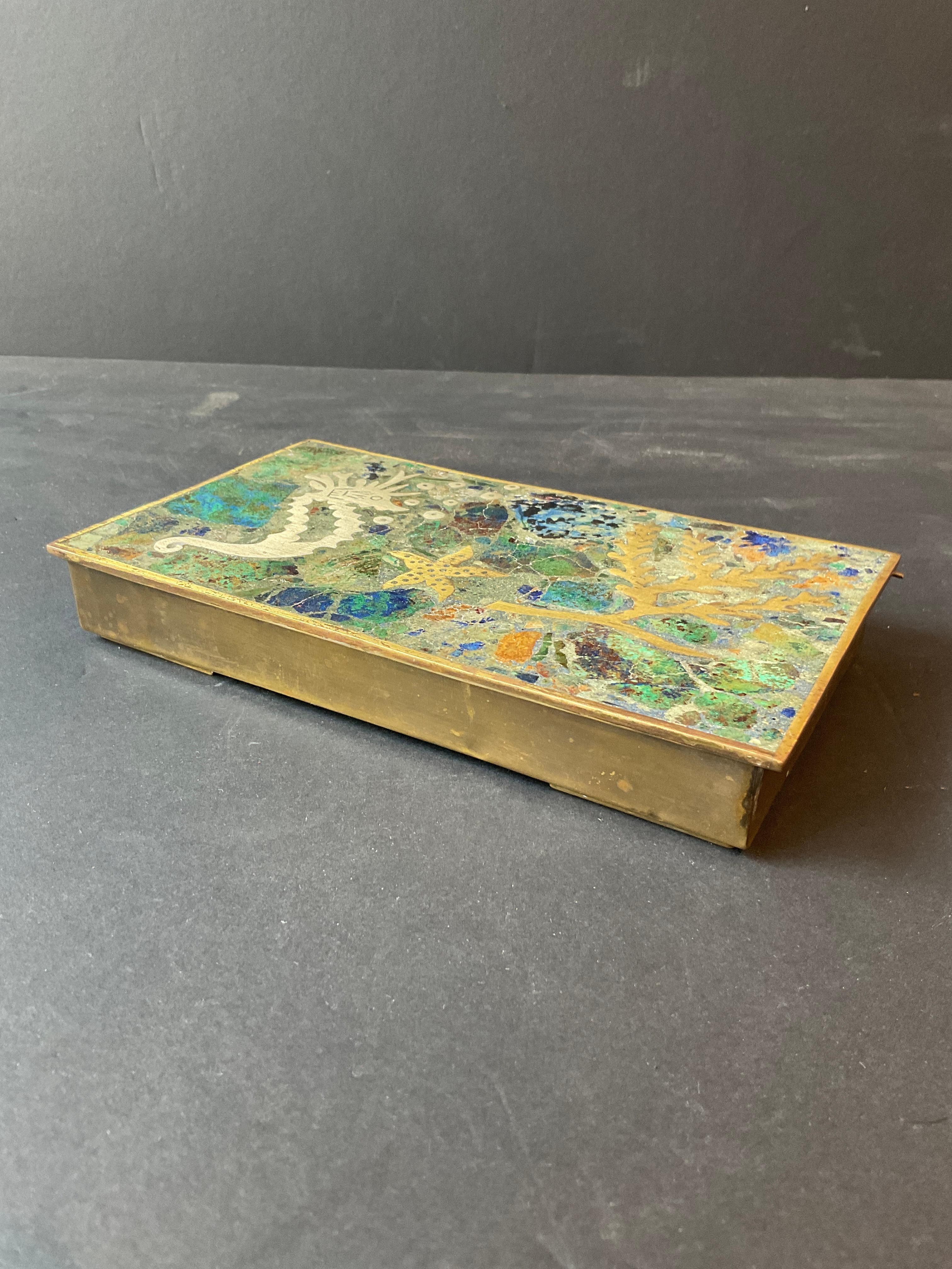 Scatola messicana in ottone e pietra di Taxco del 1960. Tema sottomarino.