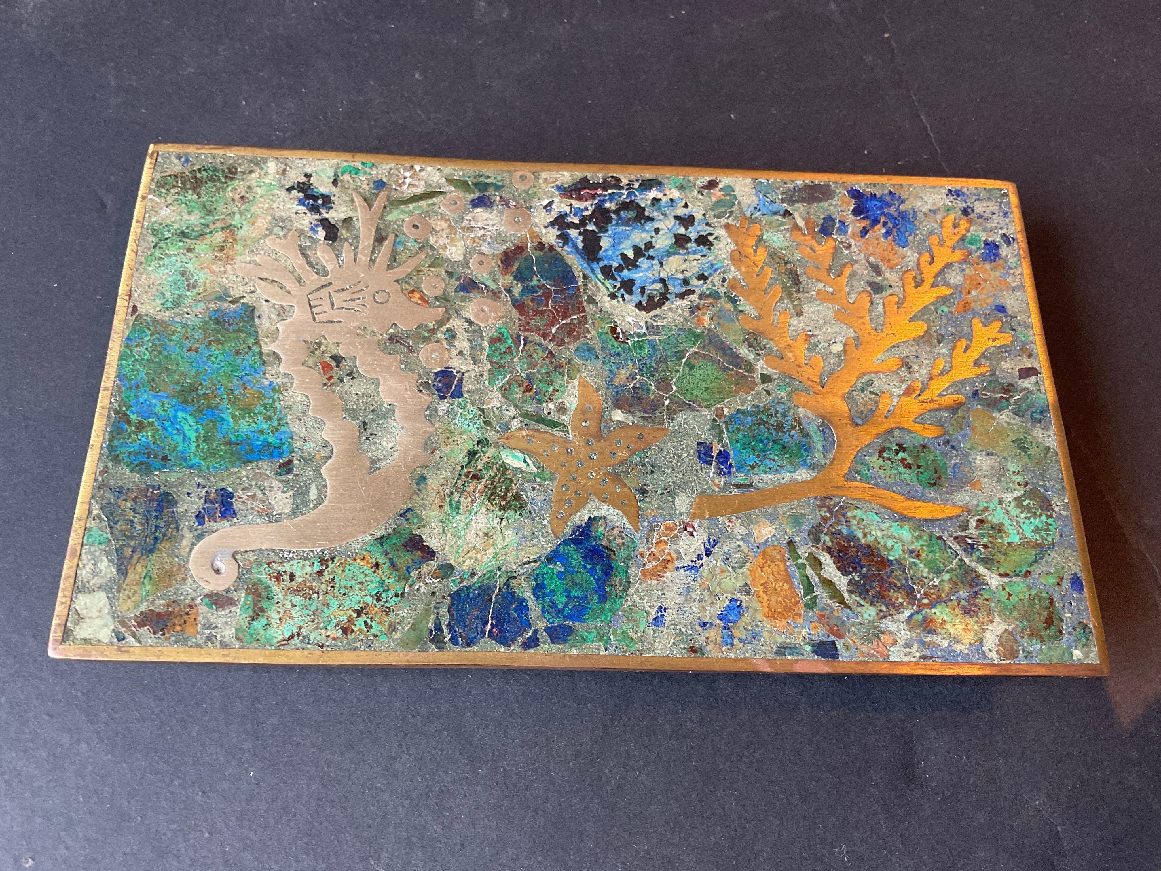 Scatola di Taxco messicana del 1960 con cavalluccio marino intarsiato in pietra e ottone In condizioni buone in vendita a Tarrytown, NY