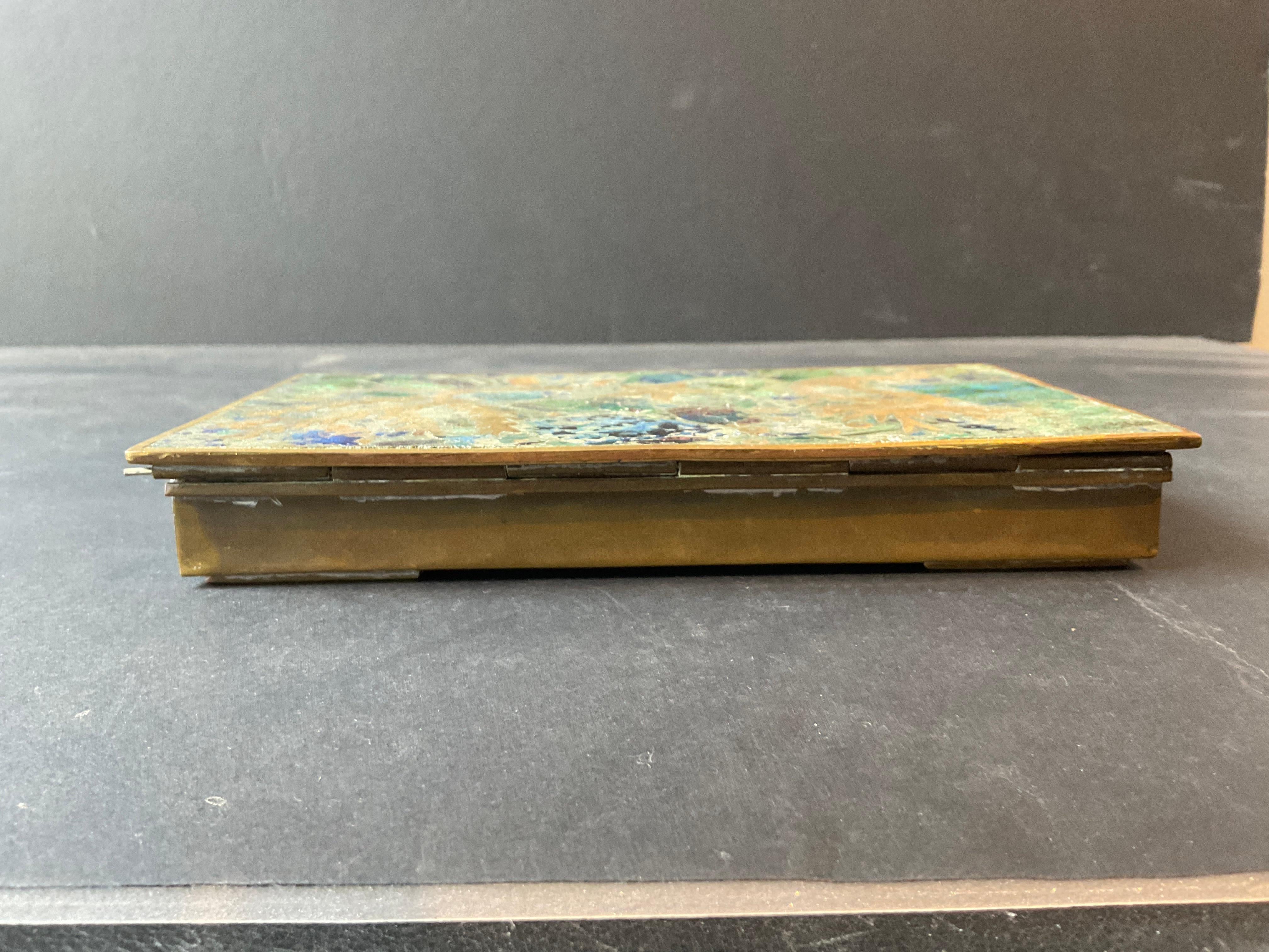 Metà XX secolo Scatola di Taxco messicana del 1960 con cavalluccio marino intarsiato in pietra e ottone in vendita