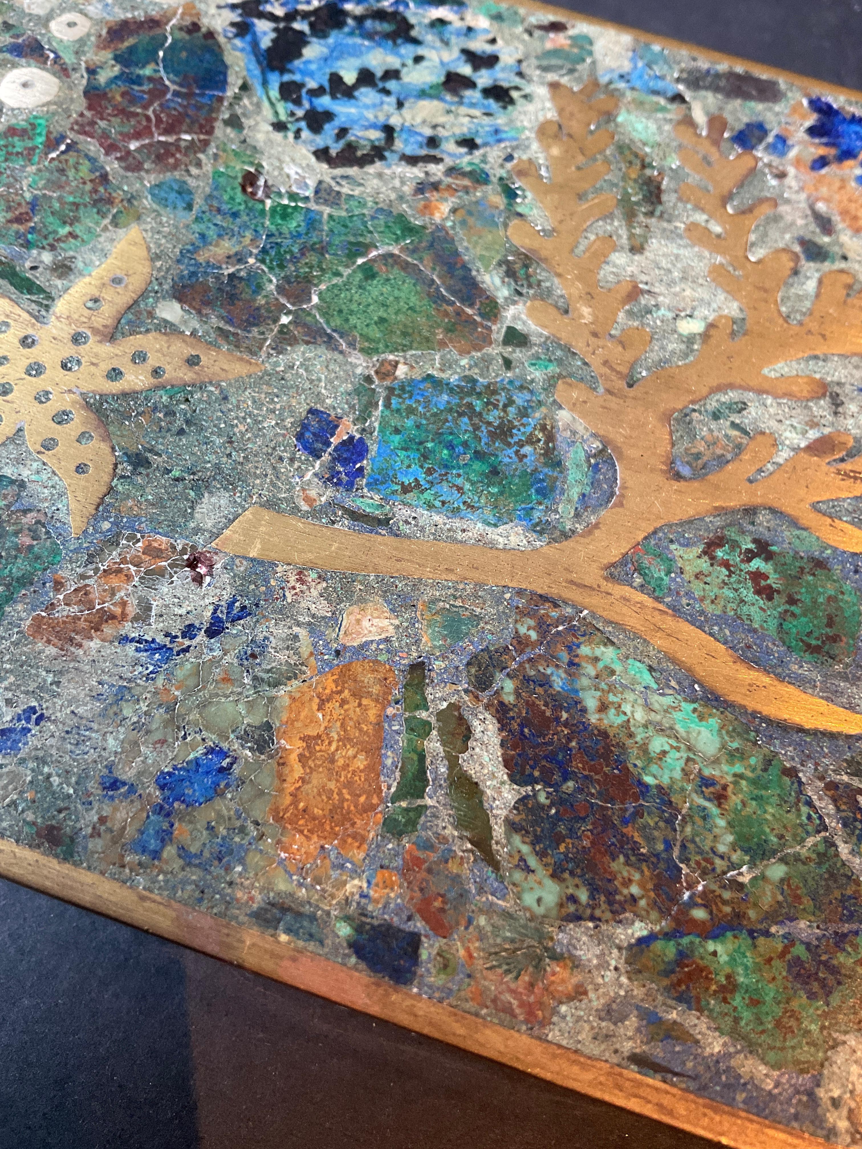 Ottone Scatola di Taxco messicana del 1960 con cavalluccio marino intarsiato in pietra e ottone in vendita