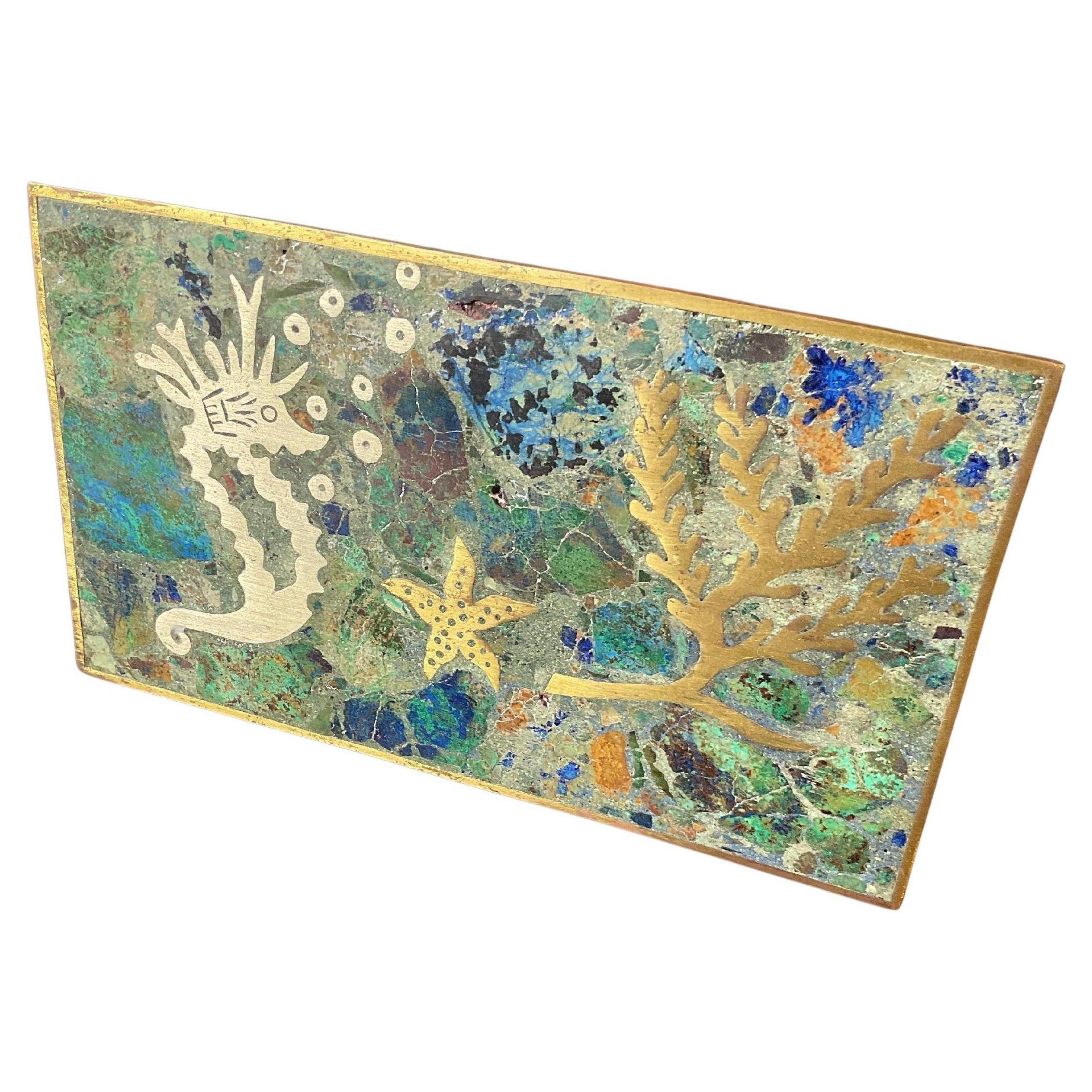 Scatola di Taxco messicana del 1960 con cavalluccio marino intarsiato in pietra e ottone in vendita