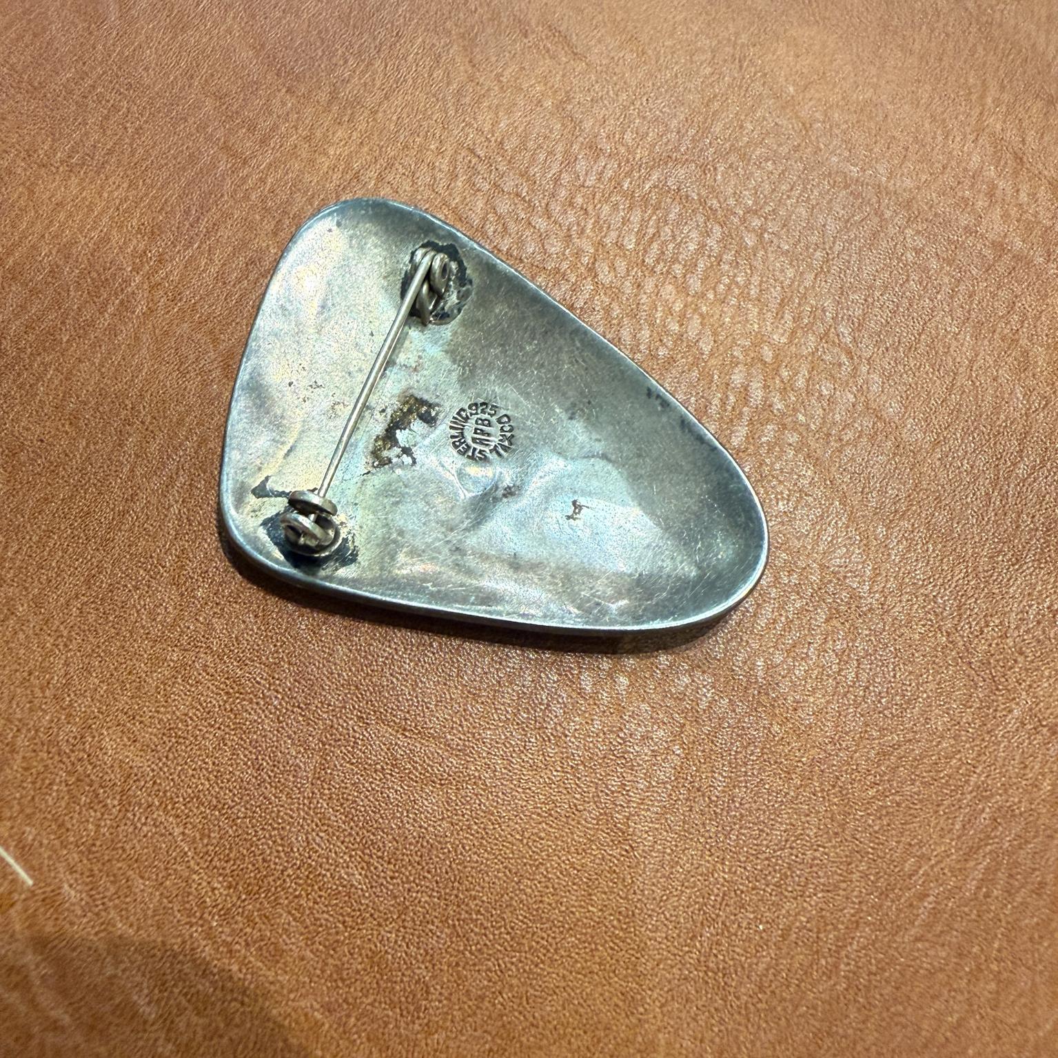1960s Taxco Mexico Abstract Fish Malachite Sterling Silver Pin In Good Condition For Sale In Chula Vista, CA