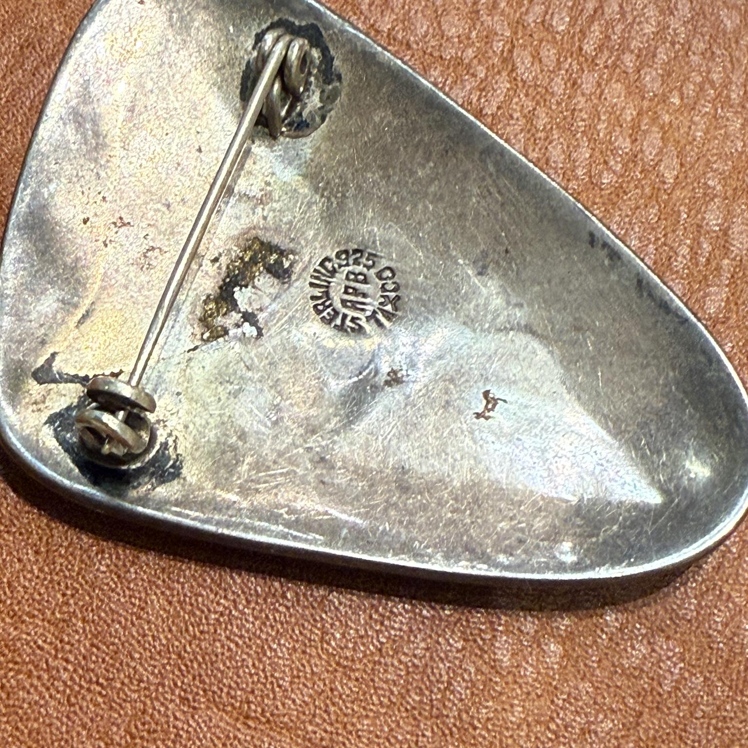 20th Century 1960s Taxco Mexico Abstract Fish Malachite Sterling Silver Pin For Sale