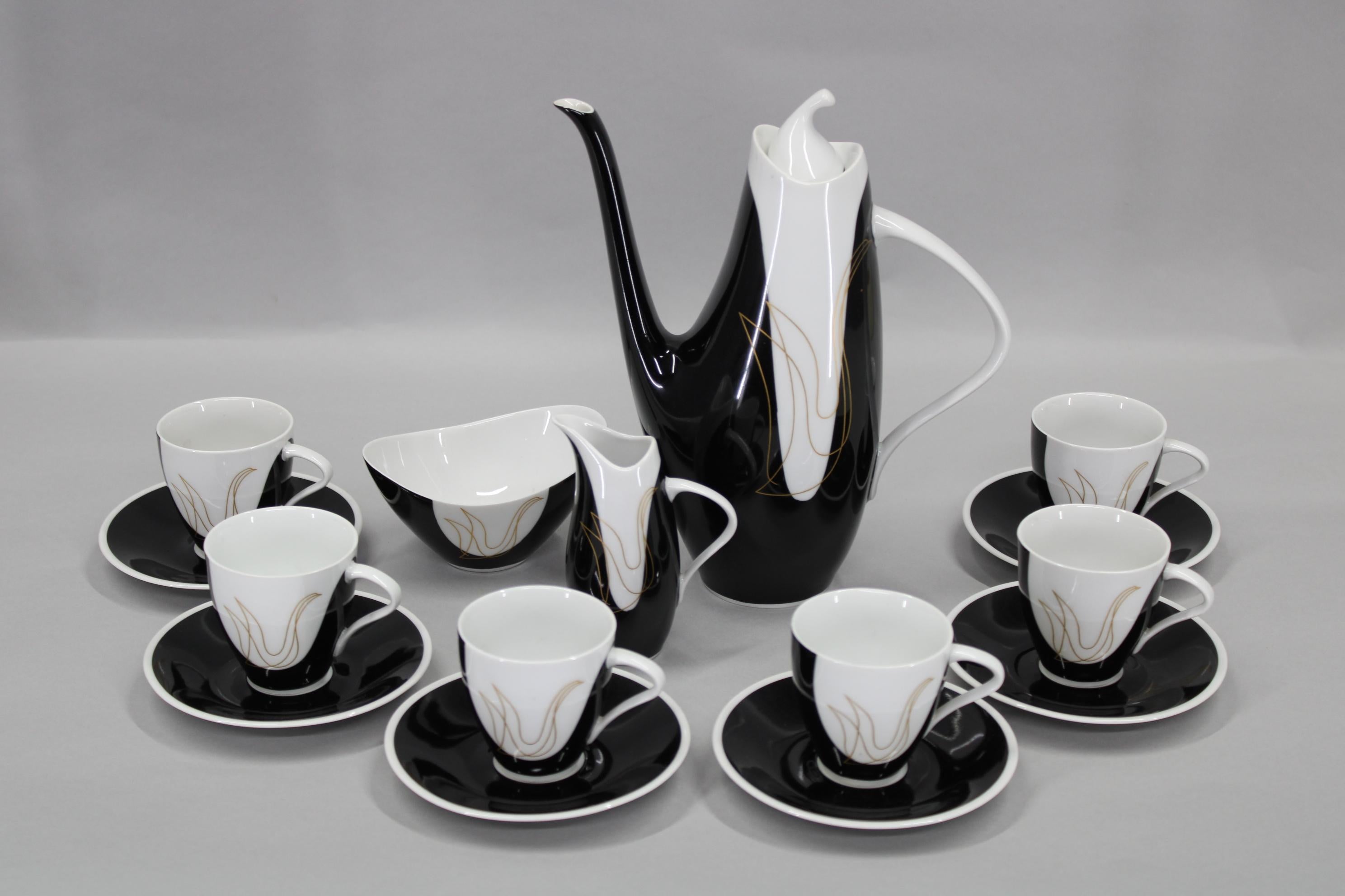 - sehr guter Originalzustand  
- Abmessungen: Teekanne - 22 x 20 x 9; Tasse -  6 x 8 x 6; Untertasse - 2 x 12 x 12, Zucker - Schale 6 x 11 x 8;  Milchkraut - 11 x 8 x 4cm