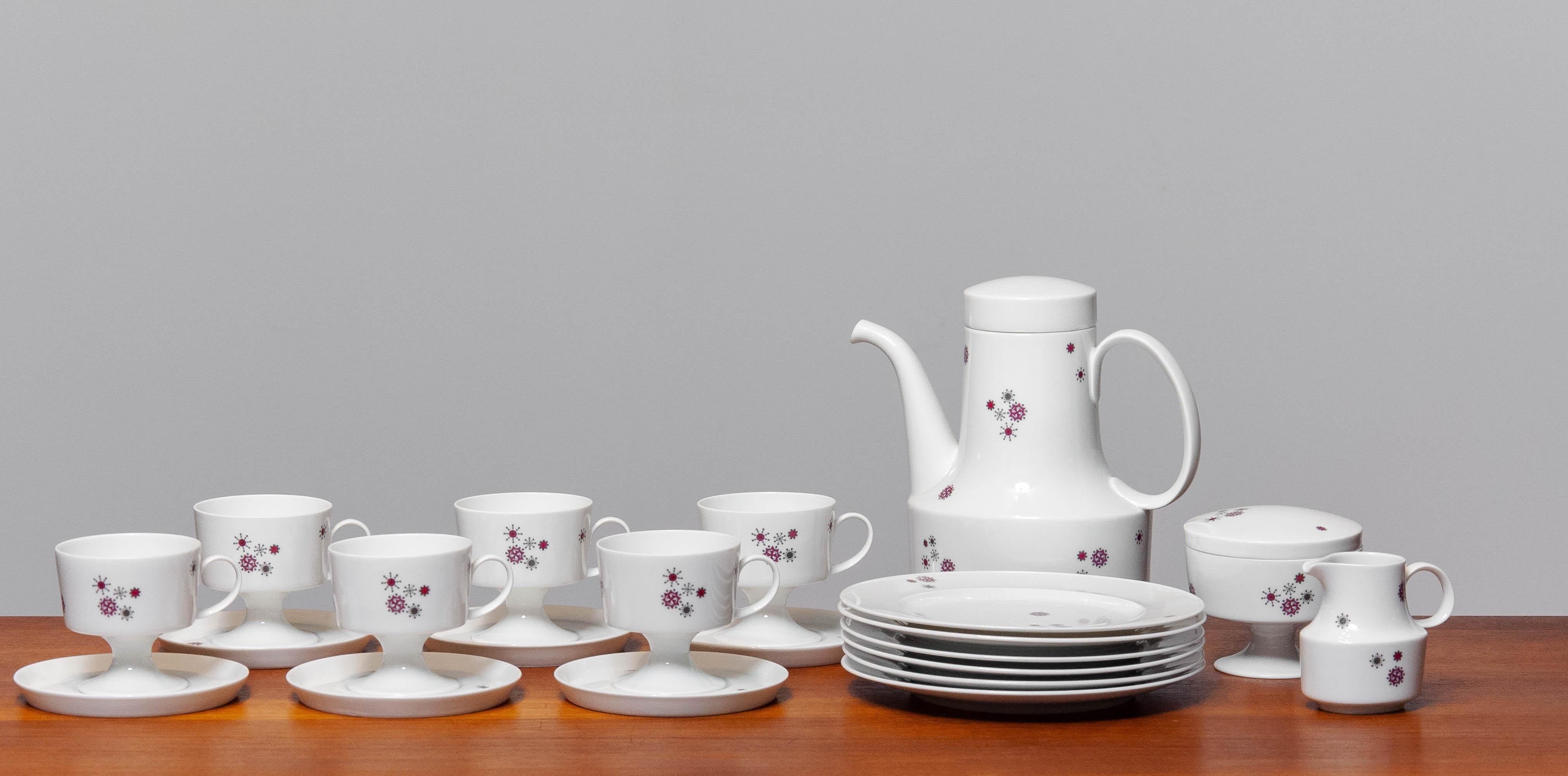 Beautiful porcelain tea / coffee set from the 'Composition' series and decorated with the 'Granat' decor designed by Tapio Wirkkala and Ute Schröder for Rosenthal in Germany.
Model: 1350
This tea / coffee set is made complet for six persons and in