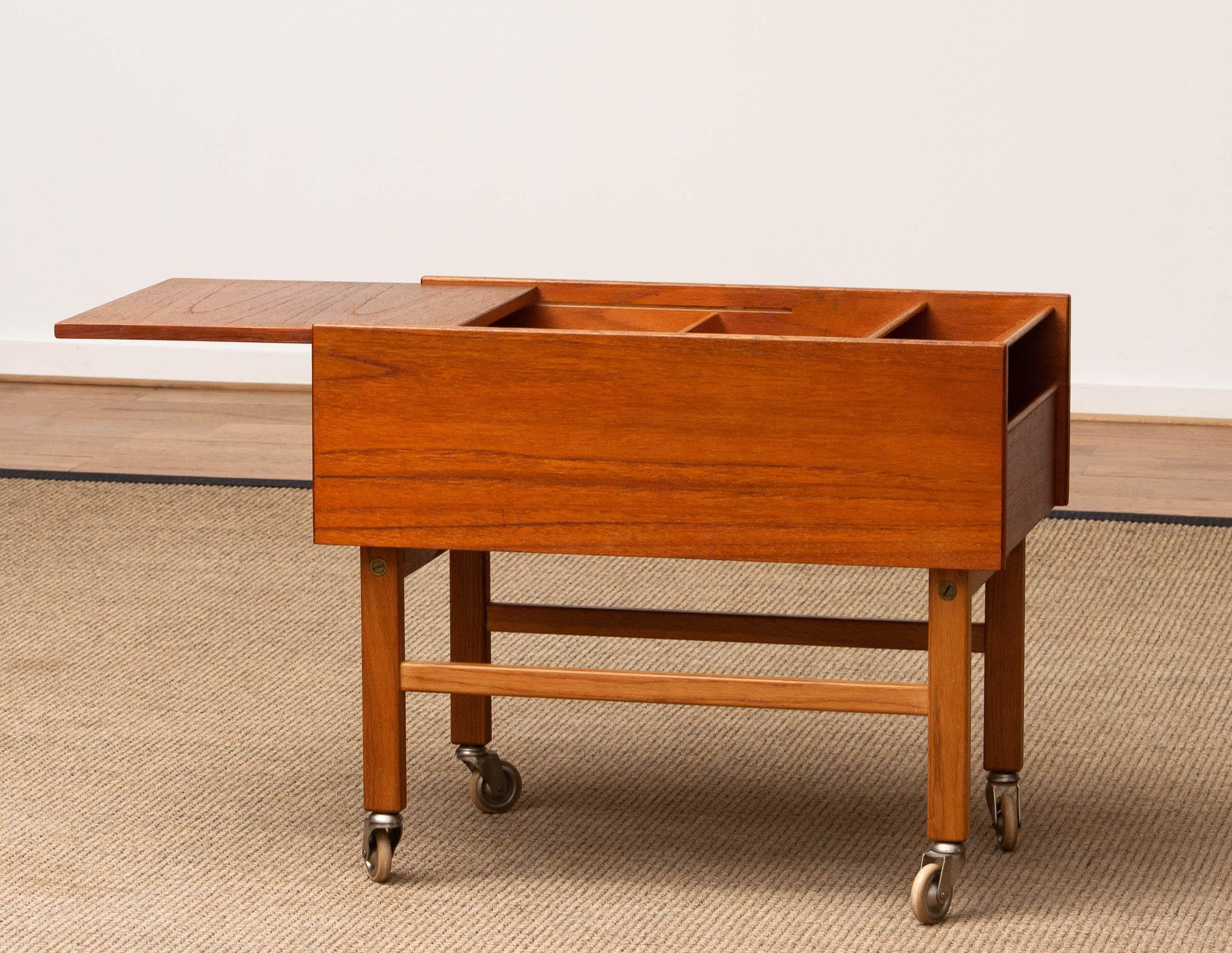 Milieu du XXe siècle Table d'appoint en teck et Oak Oak des années 1960 avec rangement pour magazines et plateau coulissant Danemark en vente