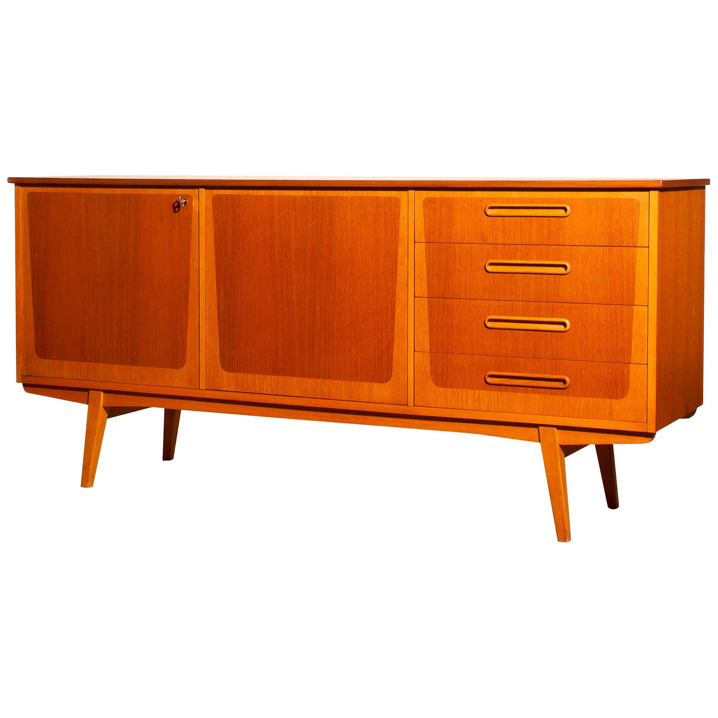Beautiful sideboard from Sweden.
This cabinet is made of teak and oak.
It has two doors and four drawers.
It is in very good condition.
Period: 1960s.
Dimensions: H 80 cm, W 172 cm, D 43 cm.