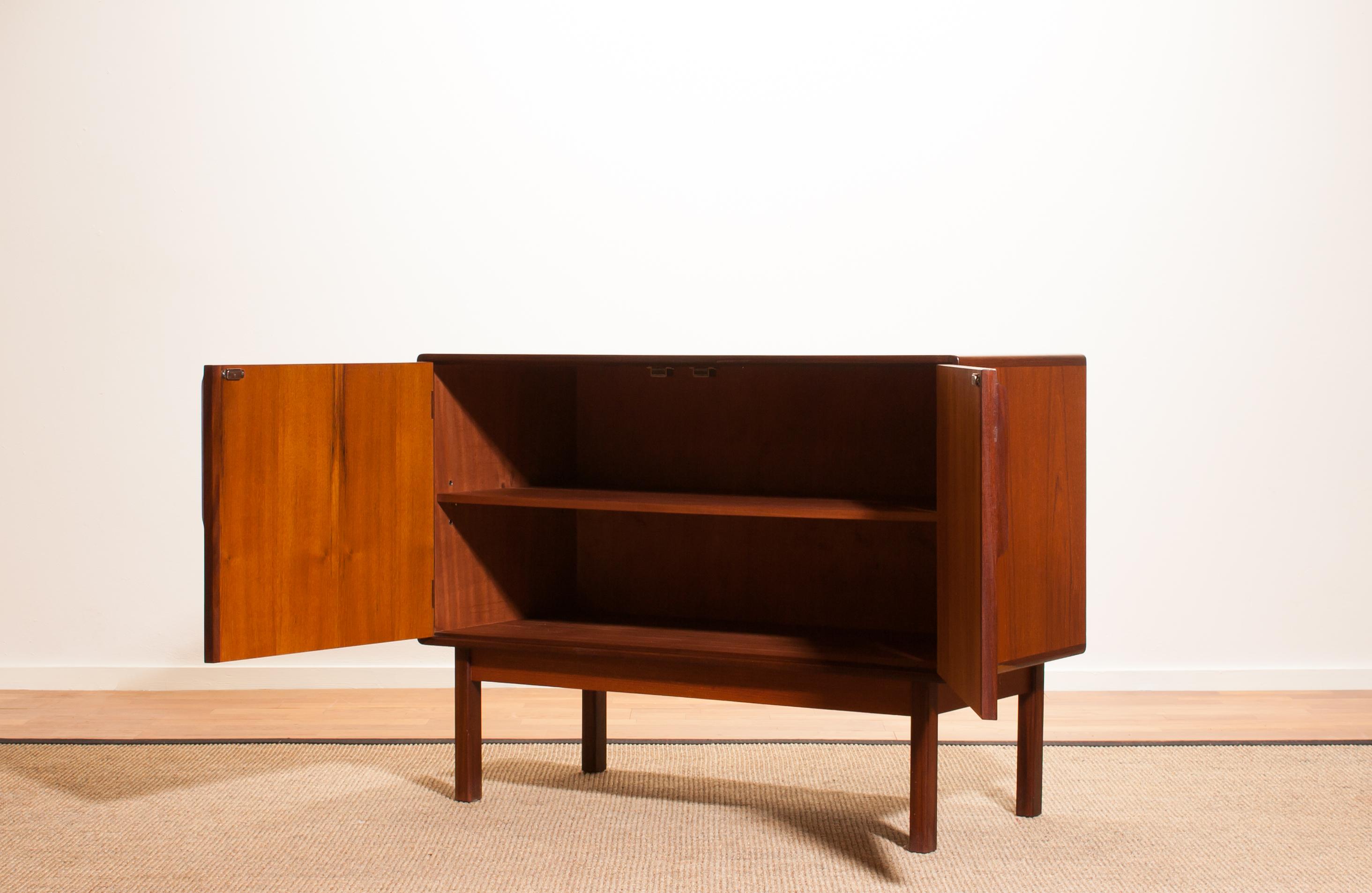 Beautiful small sideboard made by Asko Finland.
This cabinet is made of teak and palissander and in a wonderful condition.
It has two doors and a shelf inside.
Period 1960s
Dimension H 73 cm, W 97 cm, D 45 cm.