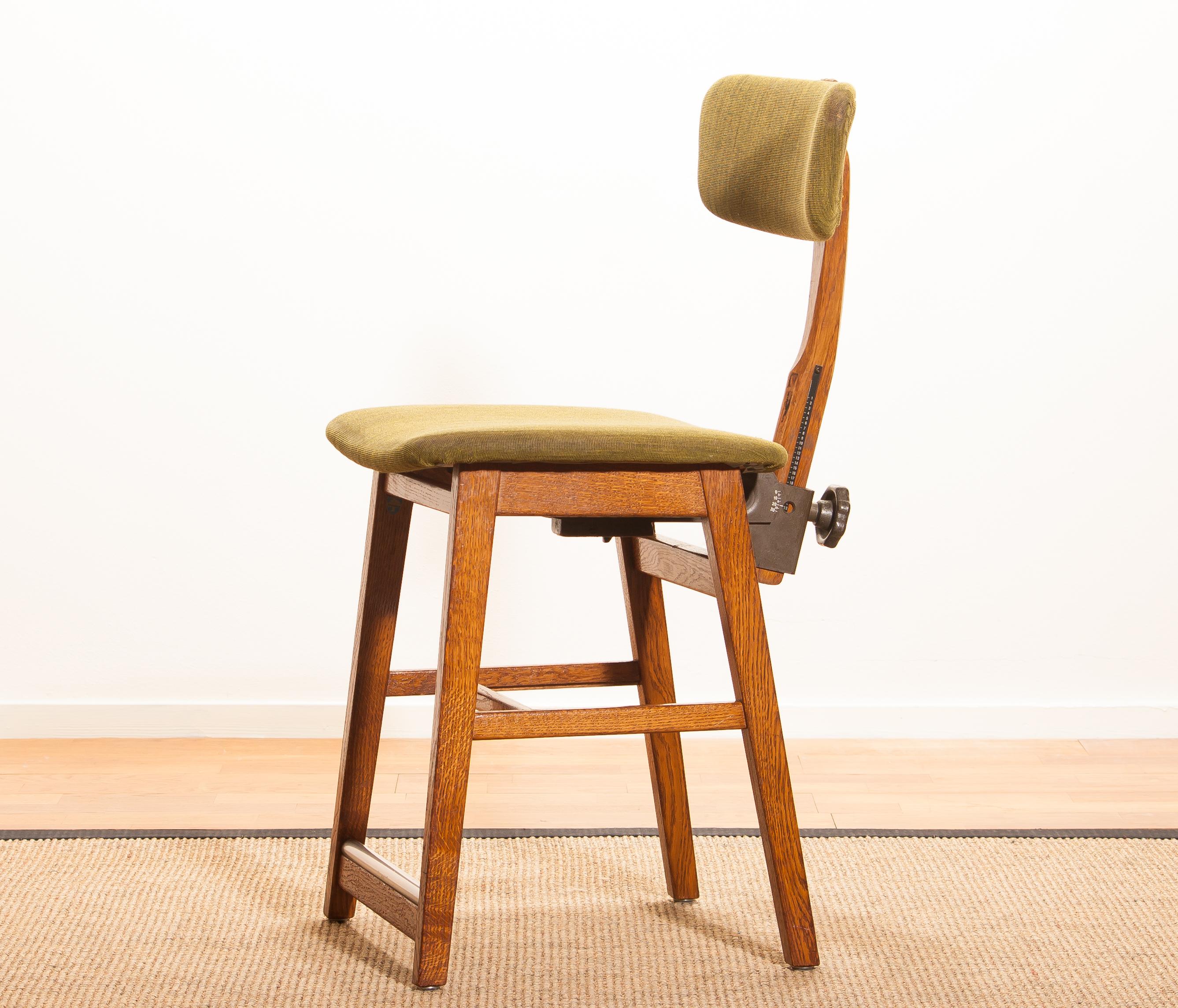 Beautiful desk chair produced and labelled by Âtvidabergs Sweden.
This chair is made of a teak frame with a woollen upholstered seating.
The backrest is adjustable in height and can be tilted.
It is in a lovely condition.
Dimensions H 86 cm, W