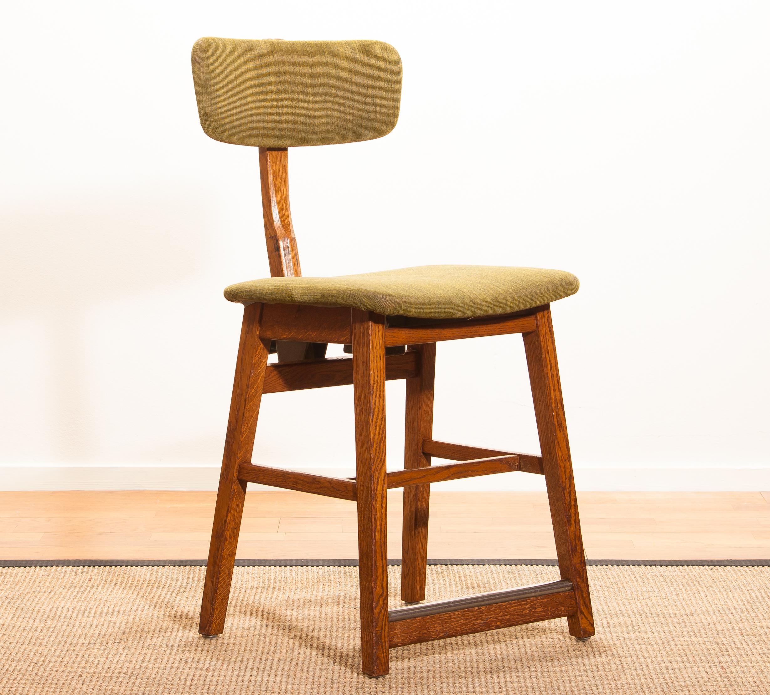 1940s, Oak and Wool Desk Chair by Âtvidabergs, Sweden In Good Condition In Silvolde, Gelderland