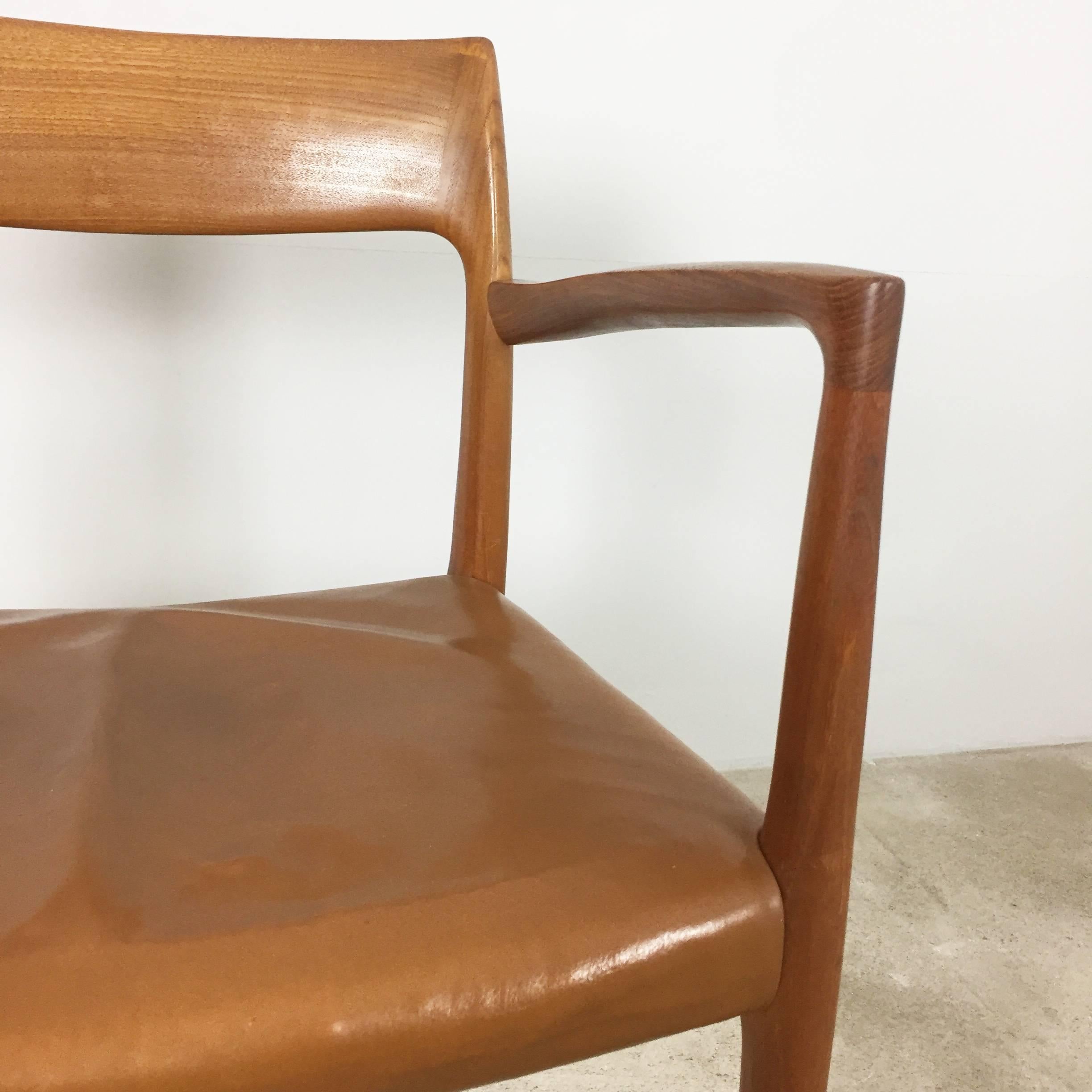 Fauteuil en teck des années 1960, modèle 77, avec assise en cuir d'origine Niels O. Möller, Danemark en vente 4