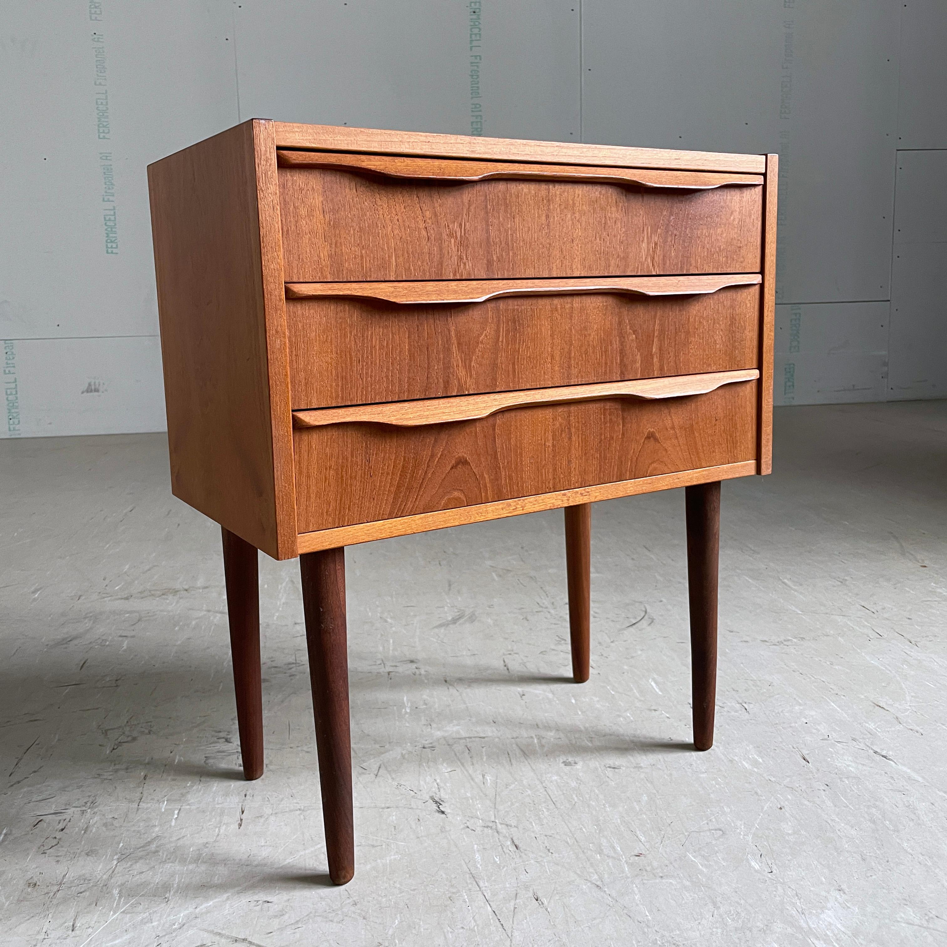 Mid-Century Modern Tiroirs de chevet / Cabinet en teck des années 1960 en vente