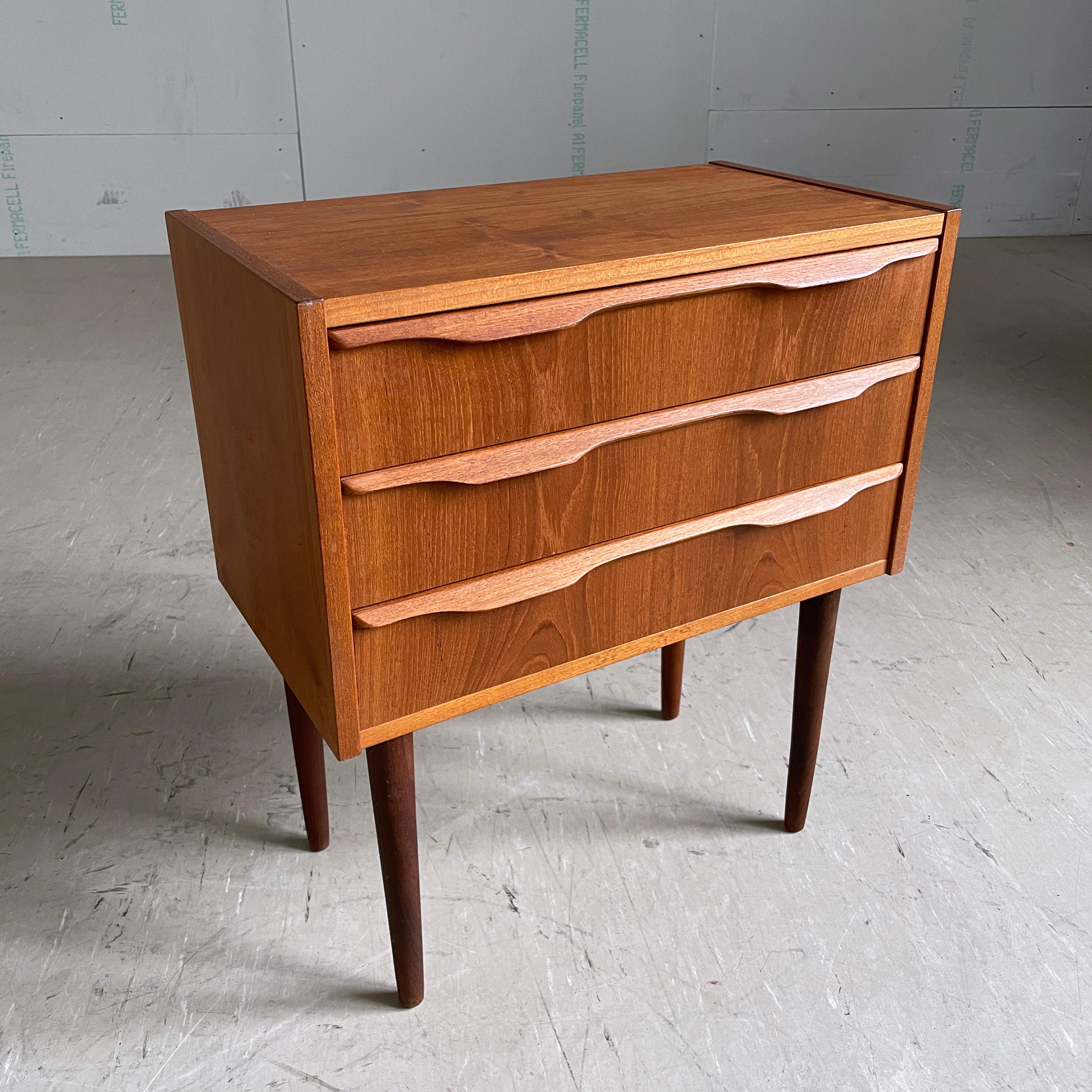 1960's Teak Bedside Drawers / Cabinet In Good Condition For Sale In Bern, CH