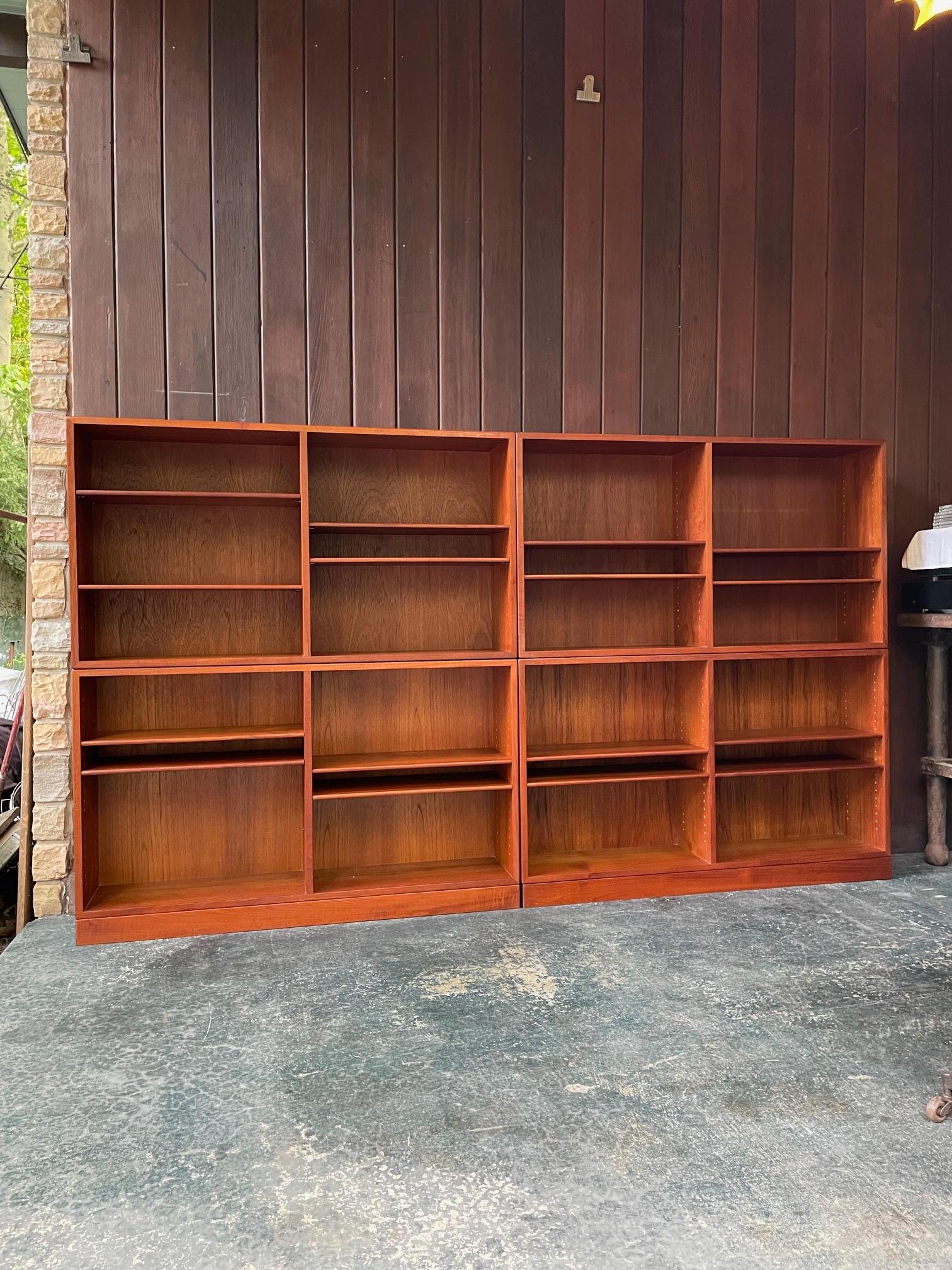 Set di quattro librerie modulari in teak, due con base a zoccolo e due senza.  Tutti i ripiani sono regolabili, quattro ripiani regolabili per unità. Qualche timbro a inchiostro segnato sul retro con il logo FDB. Piedi in feltro applicati alle unità