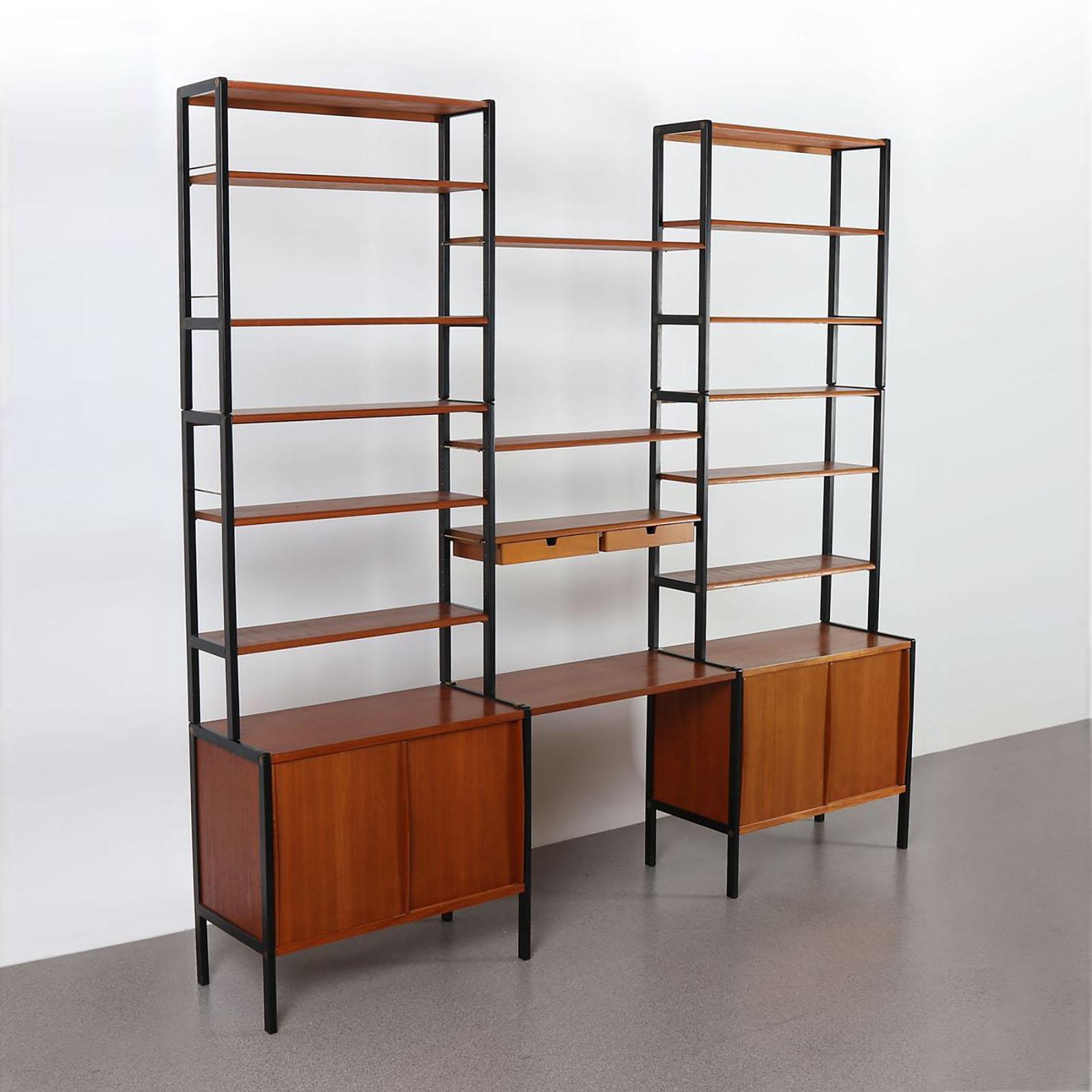 Wall unit in Teak / Bookcase with desk by Bertil Fridhagen for Bodafors, Vintage modular shelving system 1960s
The lower part of the cabinet has two sliding doors and inside with one shelf.
The top part has five shelves and separate adjustable book